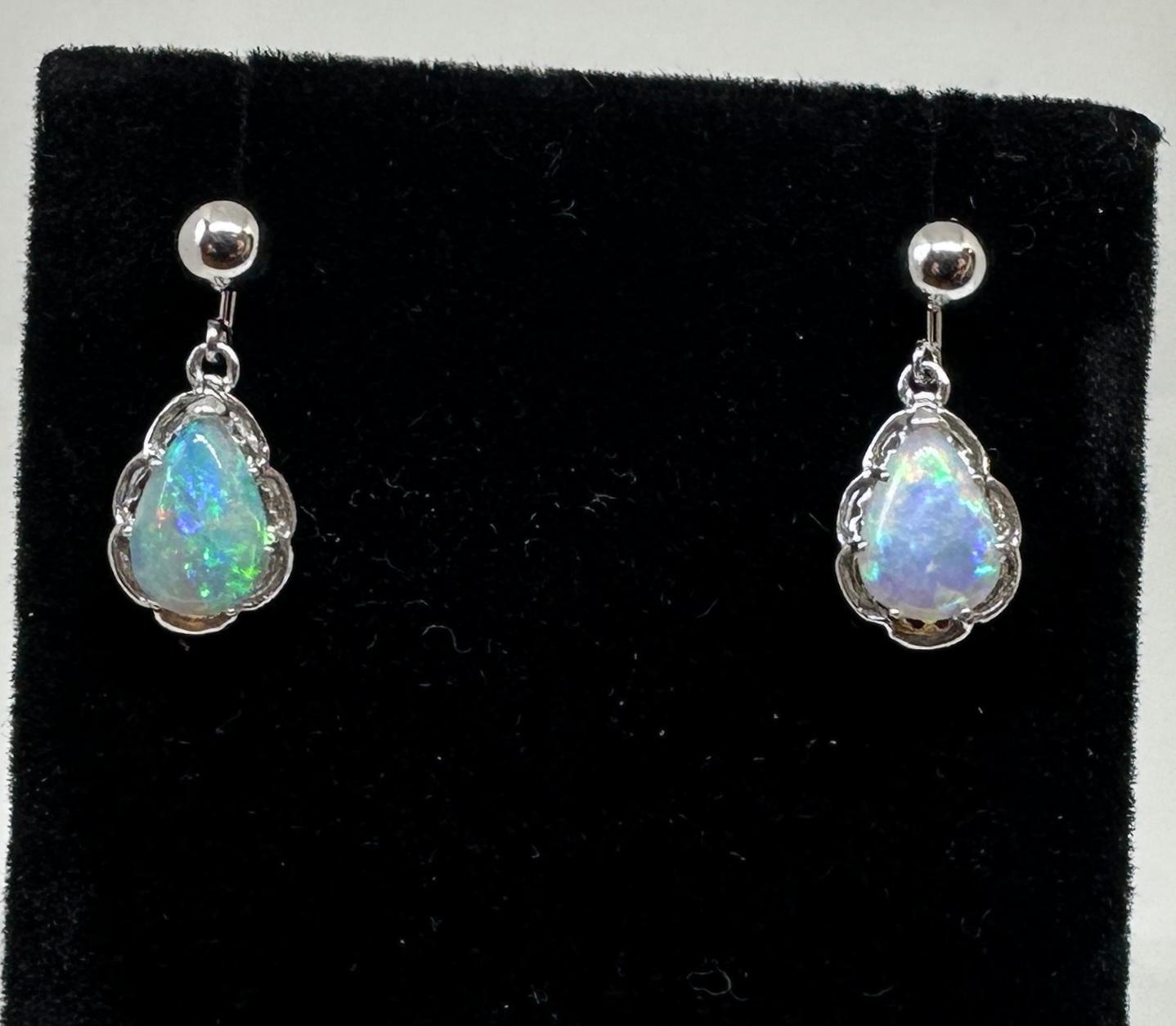 Taille cabochon Art Deco Boucles d'oreilles pendantes Opale en forme de poire Or blanc 14 carats Antique en vente