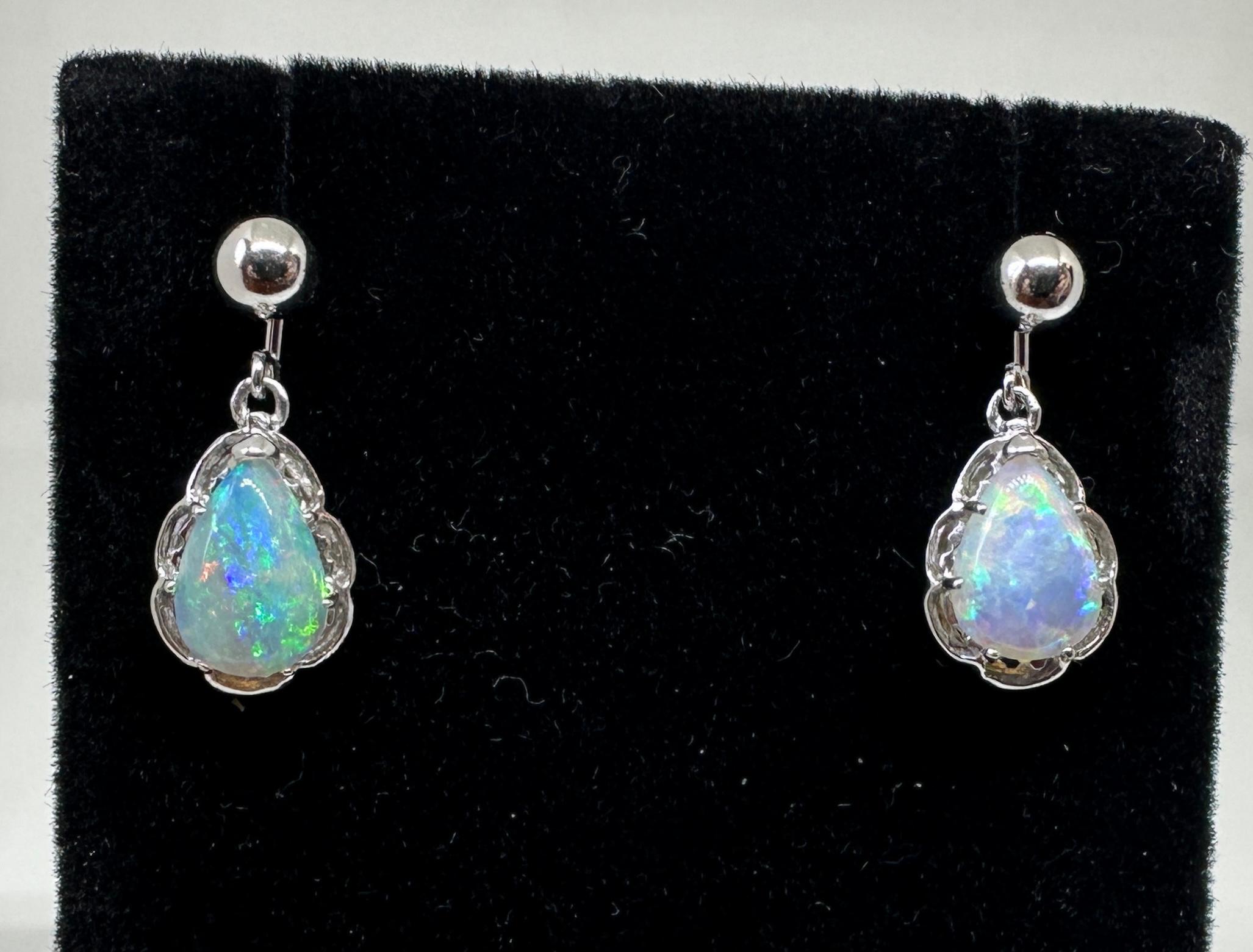 Art Deco Boucles d'oreilles pendantes Opale en forme de poire Or blanc 14 carats Antique Excellent état - En vente à New York, NY