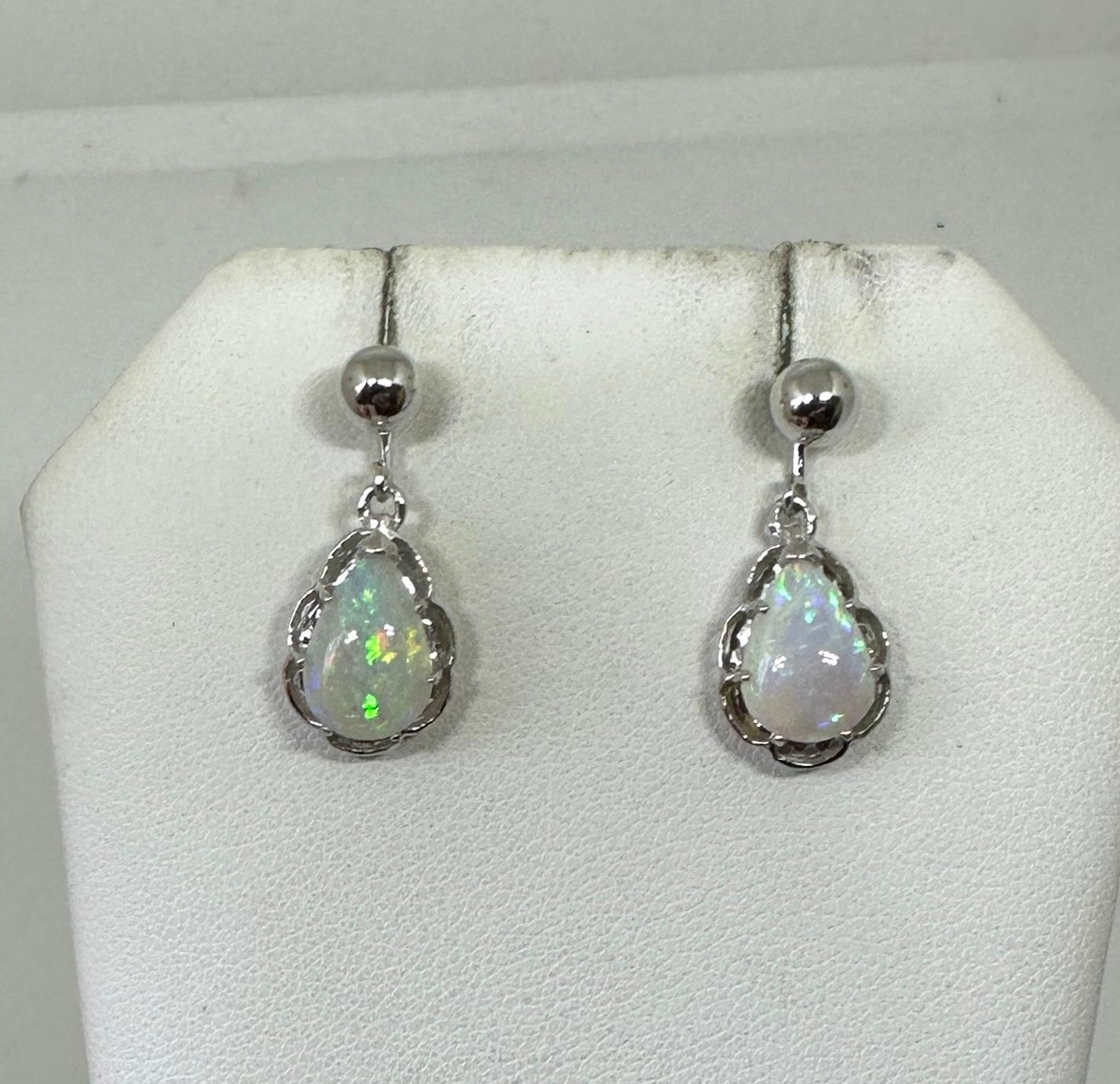 Art Deco Boucles d'oreilles pendantes Opale en forme de poire Or blanc 14 carats Antique en vente 1