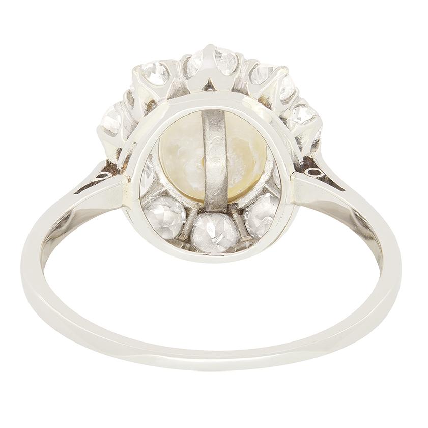 Taglio antico europeo Anello Art Deco con perle e diamanti a grappolo, 1920 ca. in vendita