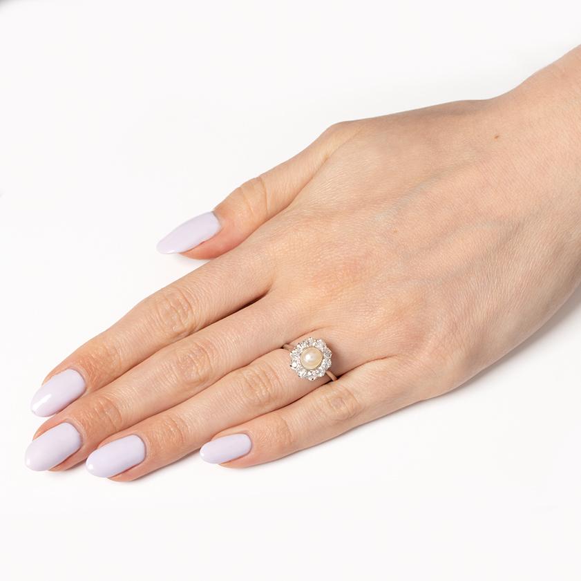 Anello Art Deco con perle e diamanti a grappolo, 1920 ca. In condizioni buone in vendita a London, GB