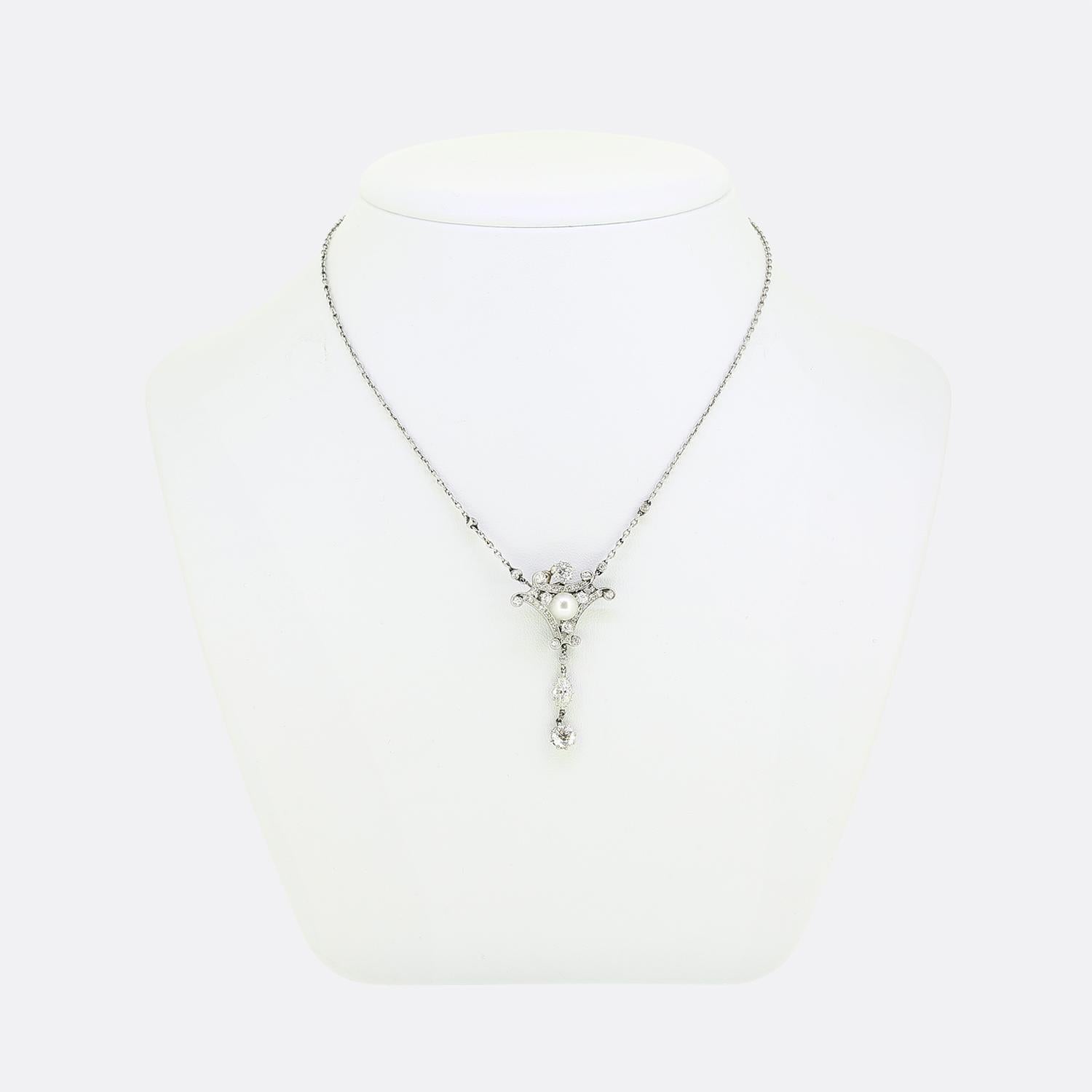 Ecco una favolosa collana a goccia realizzata in un periodo in cui lo stile Art Déco era all'apice del design mondiale. Un disegno intricato circonda una perla rotonda e lucente al centro, riempita di diamanti tondi sfaccettati taglio old mine. Il