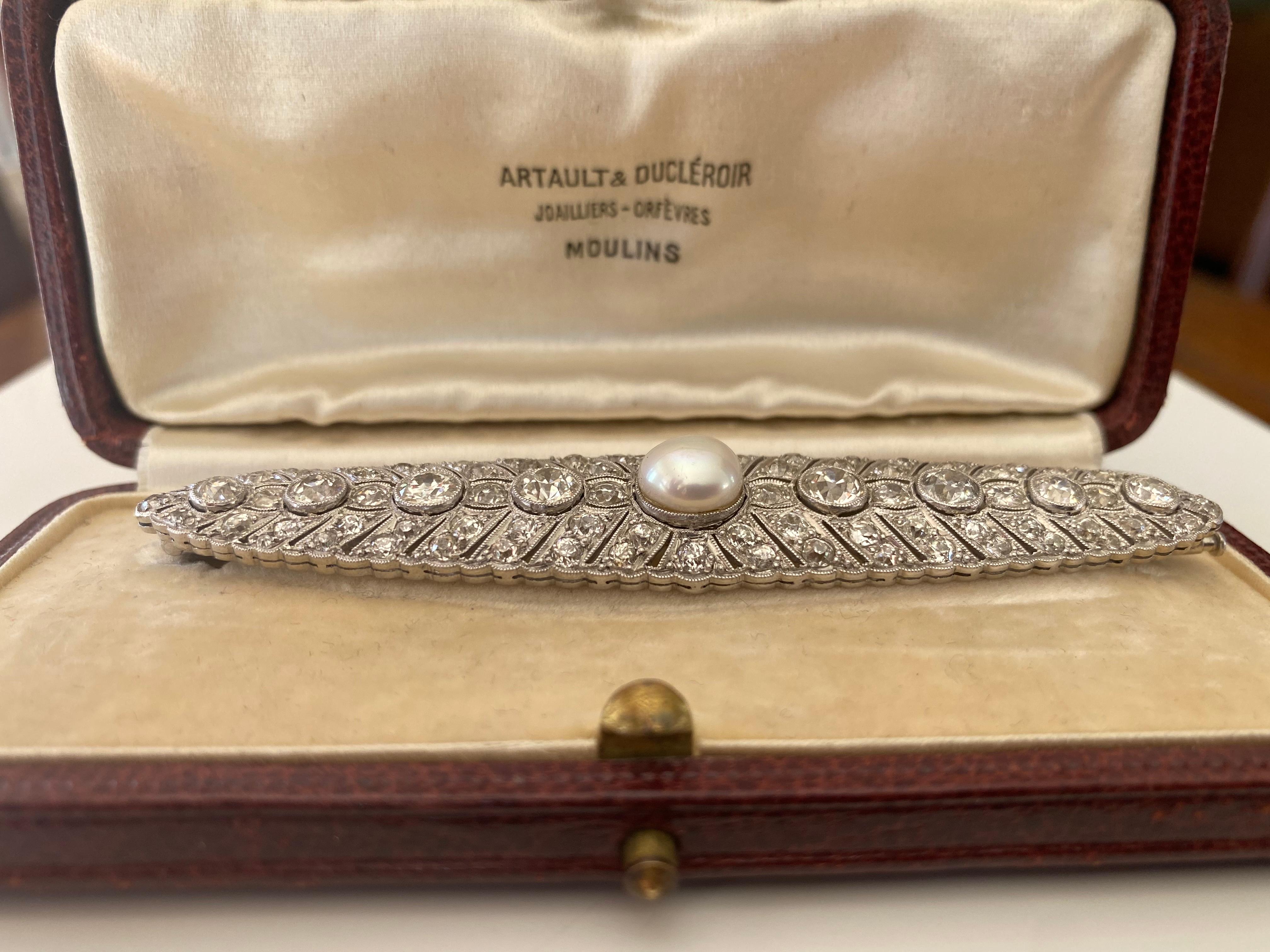 Platinbrosche mit Perlen und Diamanten im Art déco-Stil  (Alteuropäischer Schliff) im Angebot