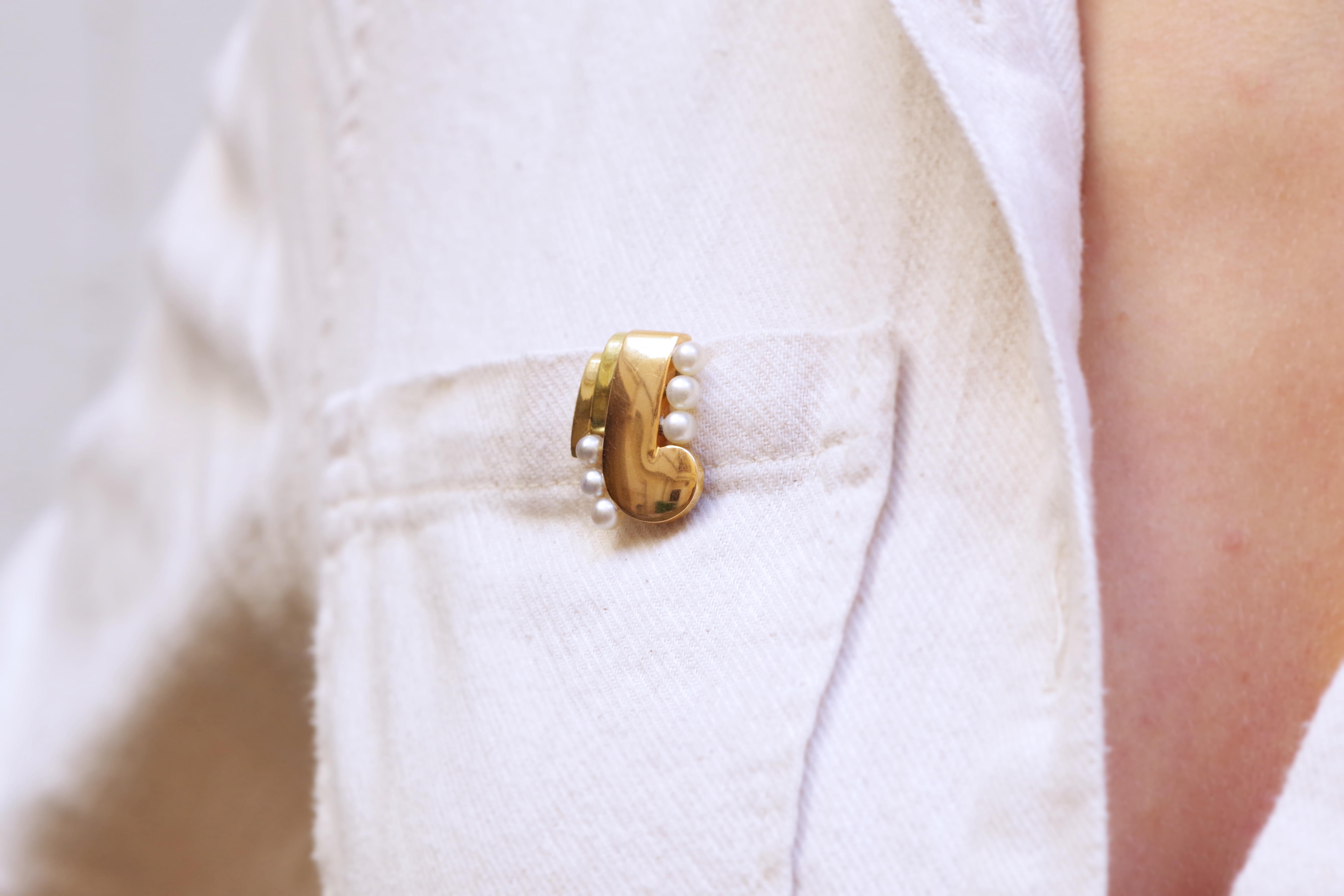Art Deco pearl clip brooch in 18karat rose and yellow gold, Cultured pearl For Sale at 1stDibs