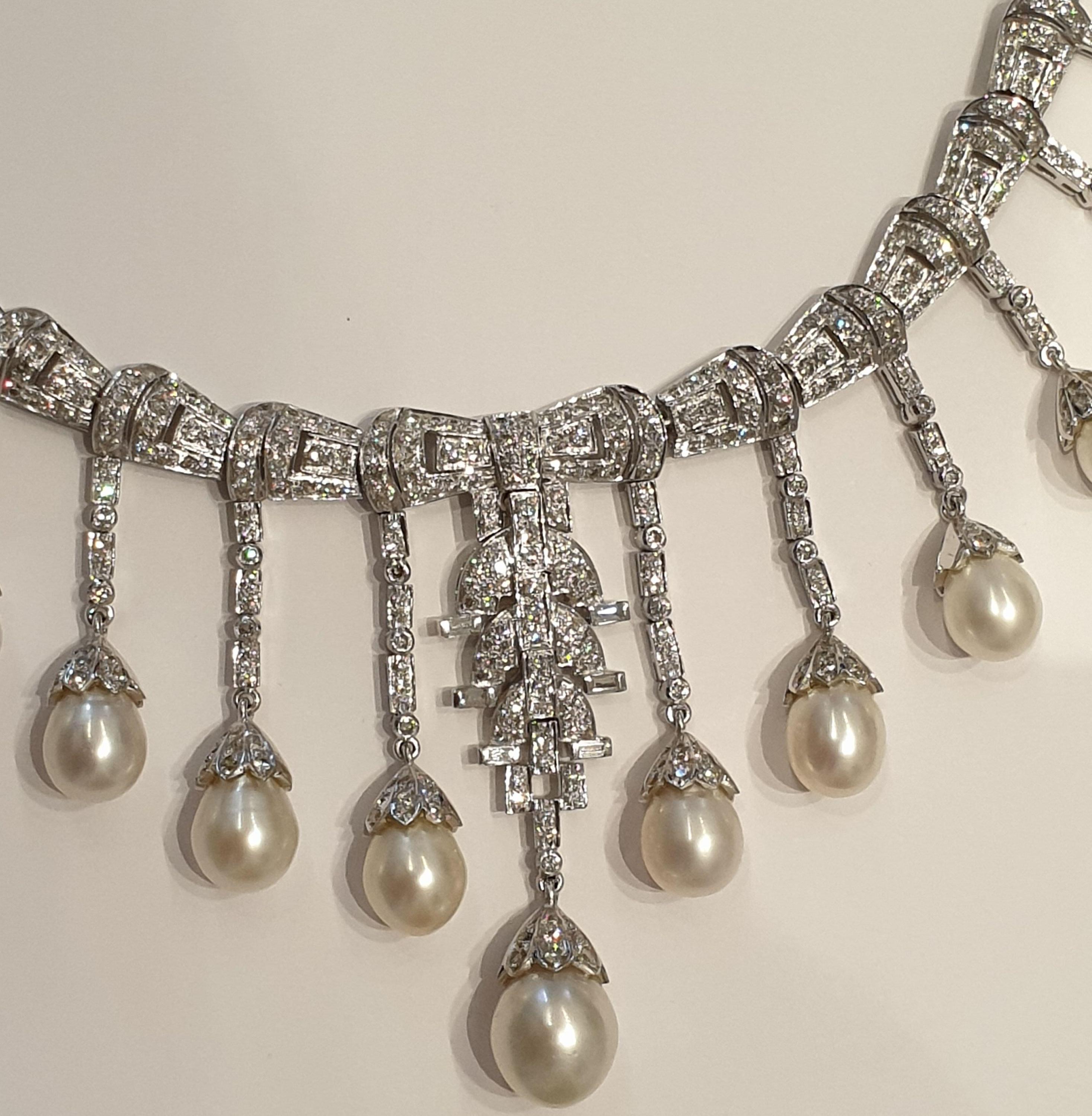 Art Deco style, Germany. Set with 325 brilliant-cut diamonds and 6 baguette-cut diamonds with a total weight of circa 16,25 ct. 17 pearls with a diameter of 7- 12mm. Mounted in 18 K white gold. Hallmarked with the purity 750 on the clasp. Weight: