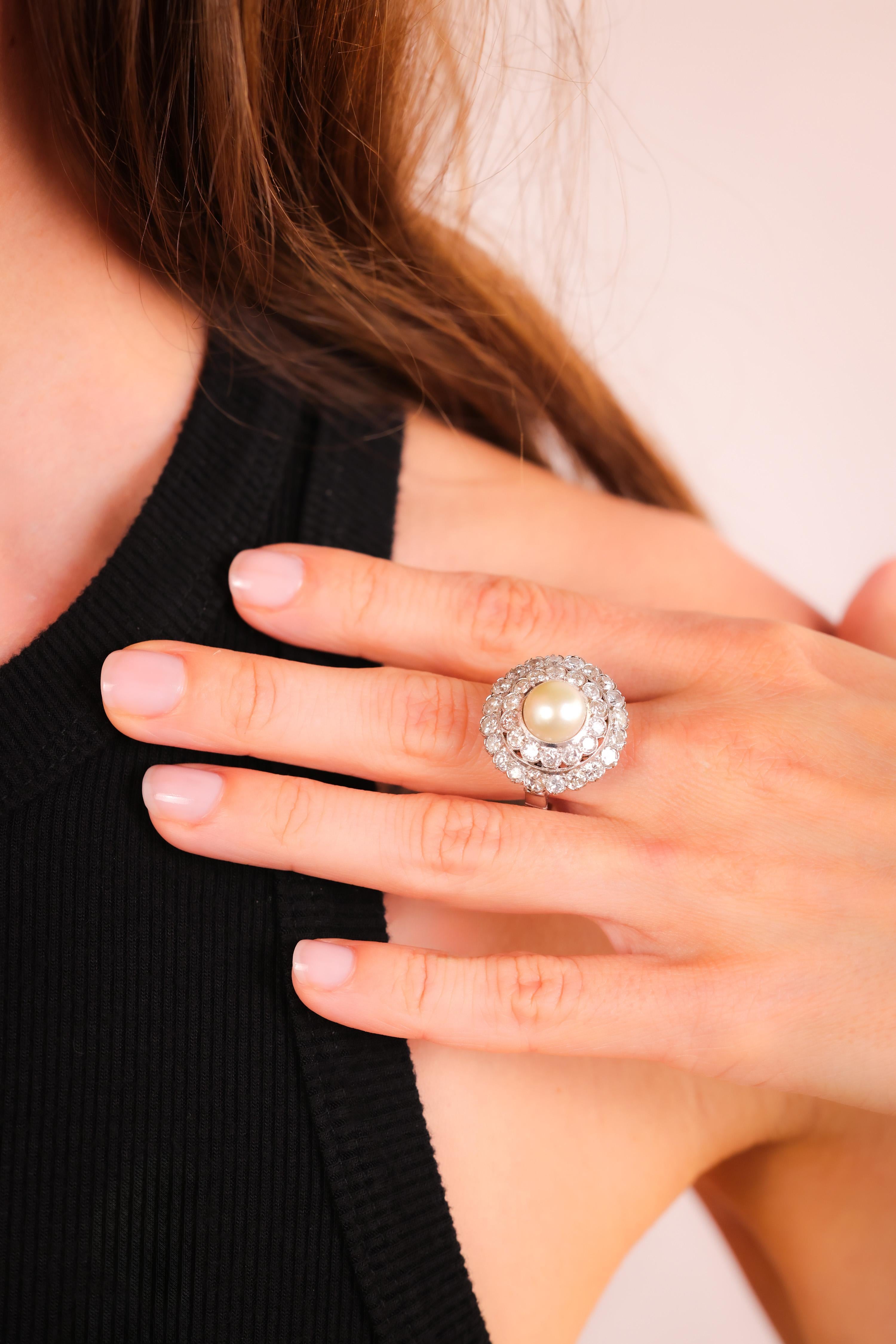 Mittelstein: Perle
Gewicht: 9,1 mm
Akzentuierungsstein: 34 Diamanten
Schliff: Rundbrillant, einzeln
Gewicht: Ungefähr 2,7 Karat
Farbe: I
Klarheit: SI
Metall: 14K Weißgold
Epoche: Art Deco
Circa: 1930er Jahre
Punzierungen: 14K