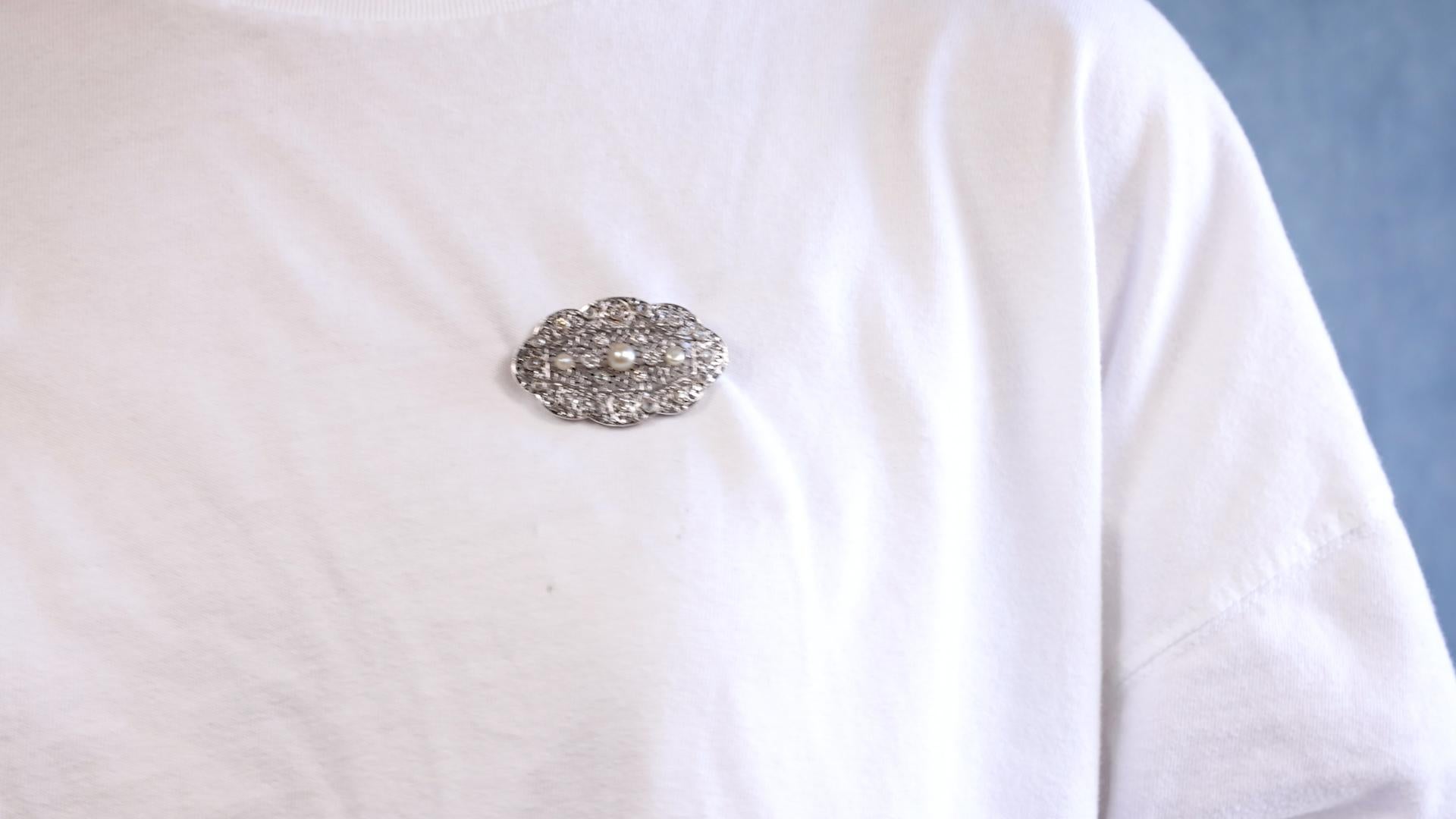Eine Art Deco Perle Diamant 18k Weißgold Convertible Brosche Anhänger. Mit drei Perlen von ca. 3,50-6,05 Millimetern. Akzentuiert durch 26 alte europäische, rosafarbene und Senaille geschliffene Diamanten mit einem Gesamtgewicht von ca. 1,30 Karat,