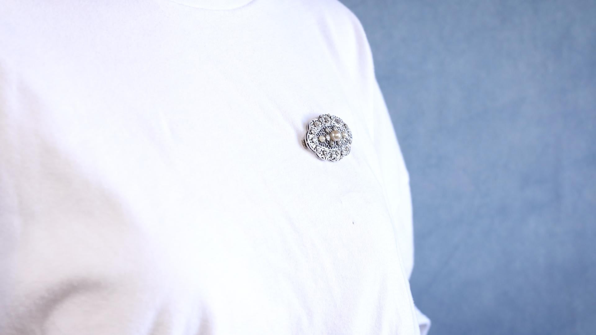 Umwandelbarer Art-Déco-Brosche-Anhänger mit Perle und Diamant aus 18 Karat Weißgold (Art déco) im Angebot