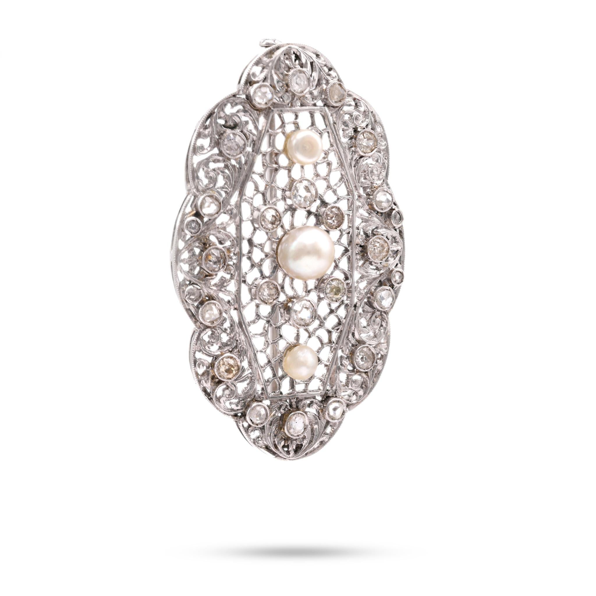 Pendentif broche convertible Art déco en or blanc 18 carats avec perles et diamants Bon état - En vente à Beverly Hills, CA