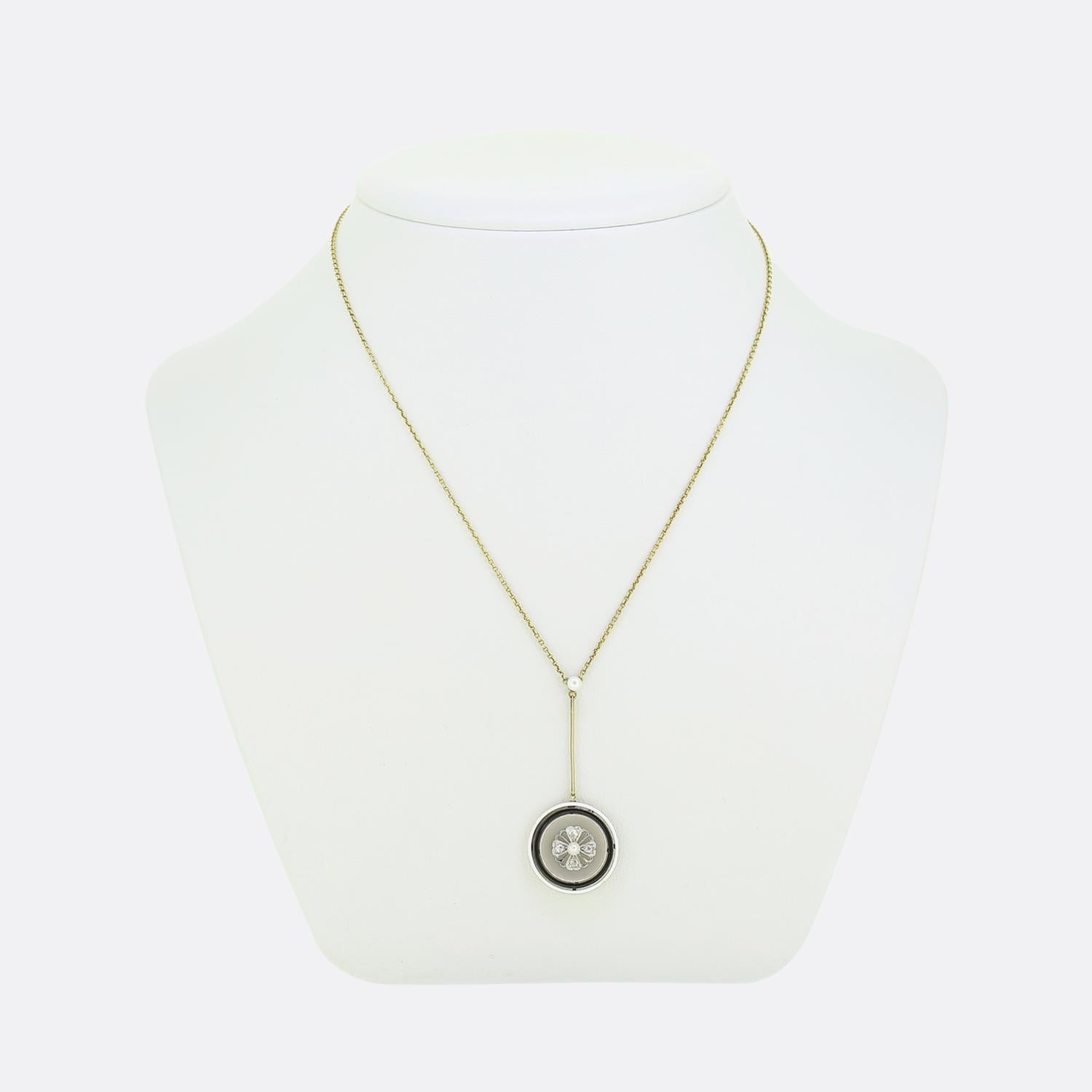 Nous avons ici un charmant exemple de l'élégance de l'Art déco. Réalisé en or jaune 15ct, ce collier présente un pendentif circulaire avec une perle blanche centrale, dégageant un charme intemporel. Autour de la perle, un charmant diamant taillé en