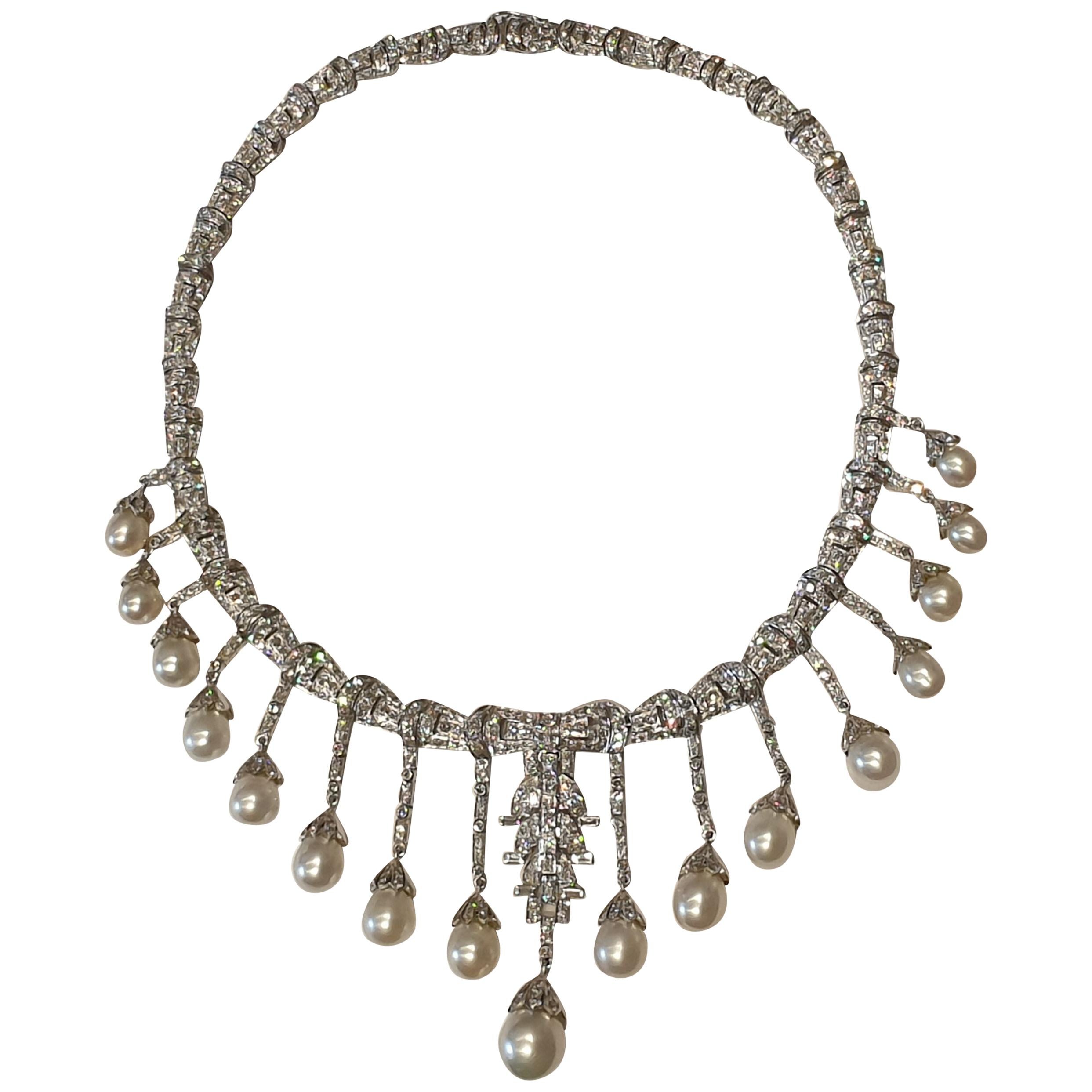 Collier en or blanc avec perles et diamants de style Art déco