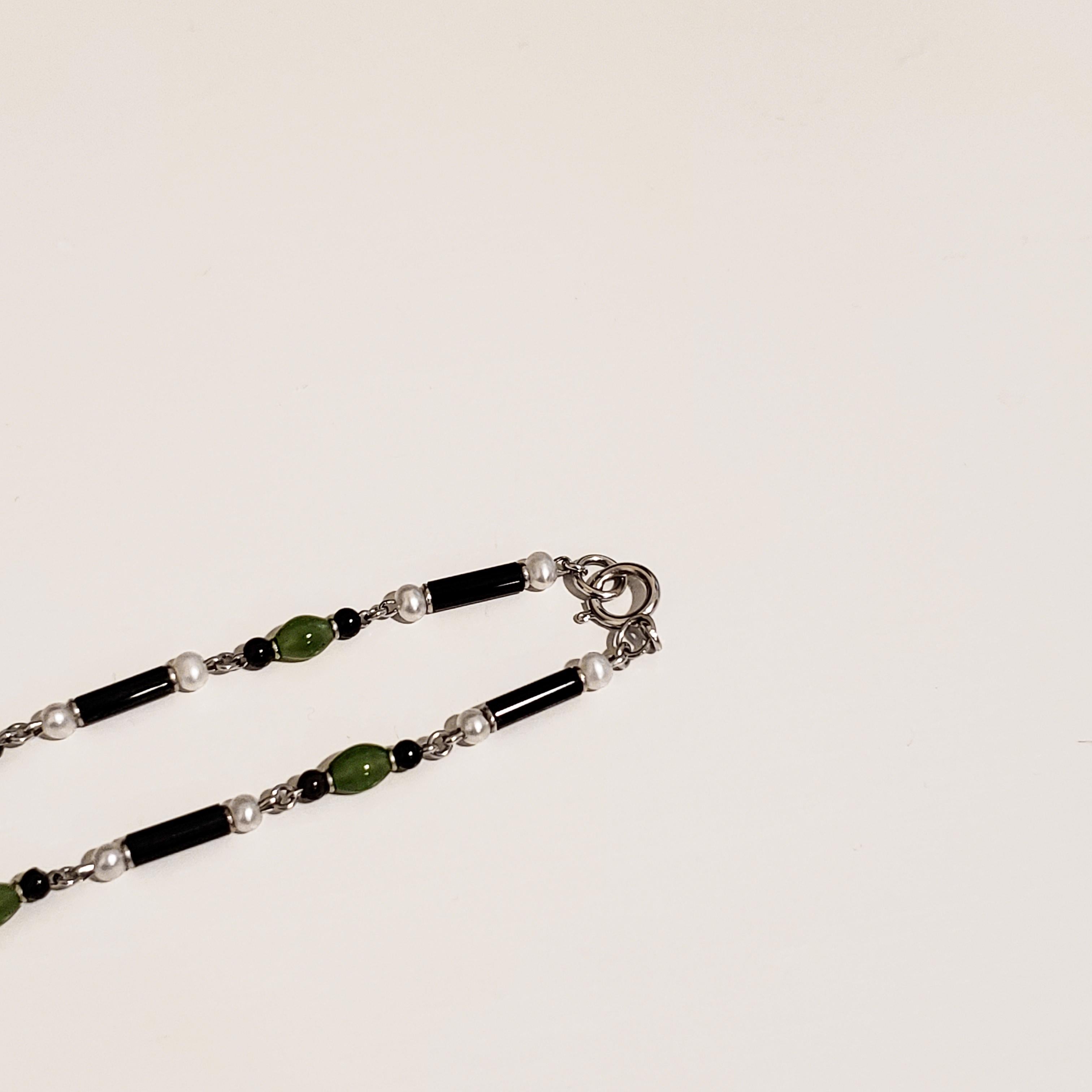 Halskette mit Anhänger aus Perlen, Onyx und Jade im Art déco-Stil im Angebot 1