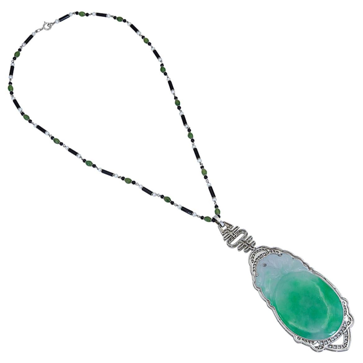 Halskette mit Anhänger aus Perlen, Onyx und Jade im Art déco-Stil im Angebot