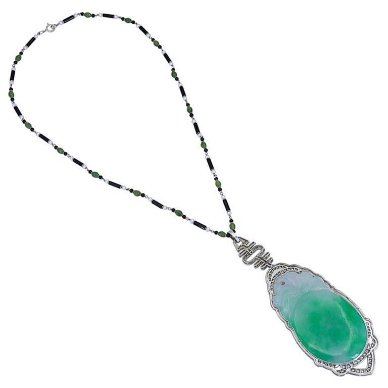 Halskette mit Anhänger aus Perlen, Onyx und Jade im Art déco-Stil im  Angebot bei 1stDibs