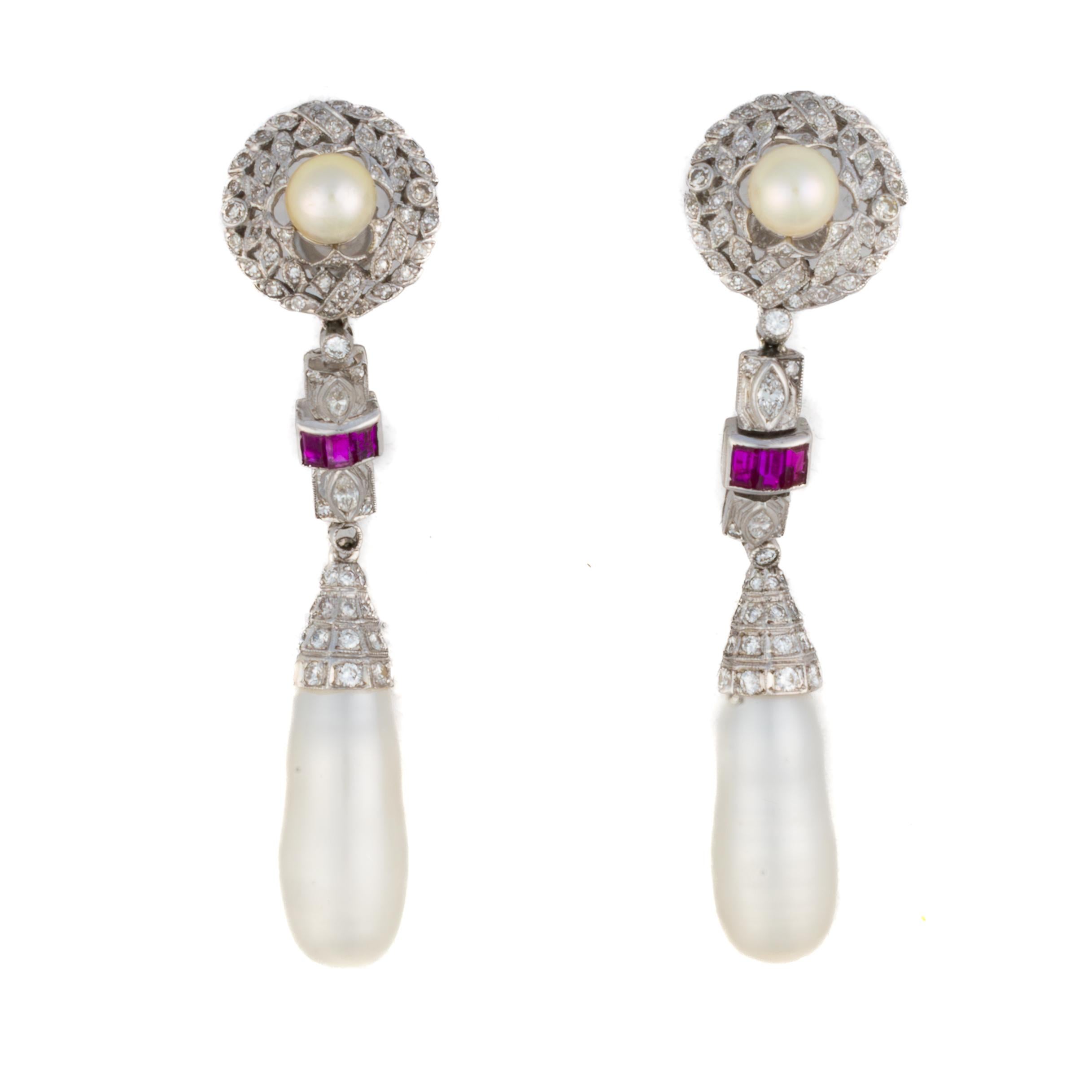 Taglio rotondo Art Deco Pearl, Ruby, and Diamond Drop Earrings in vendita