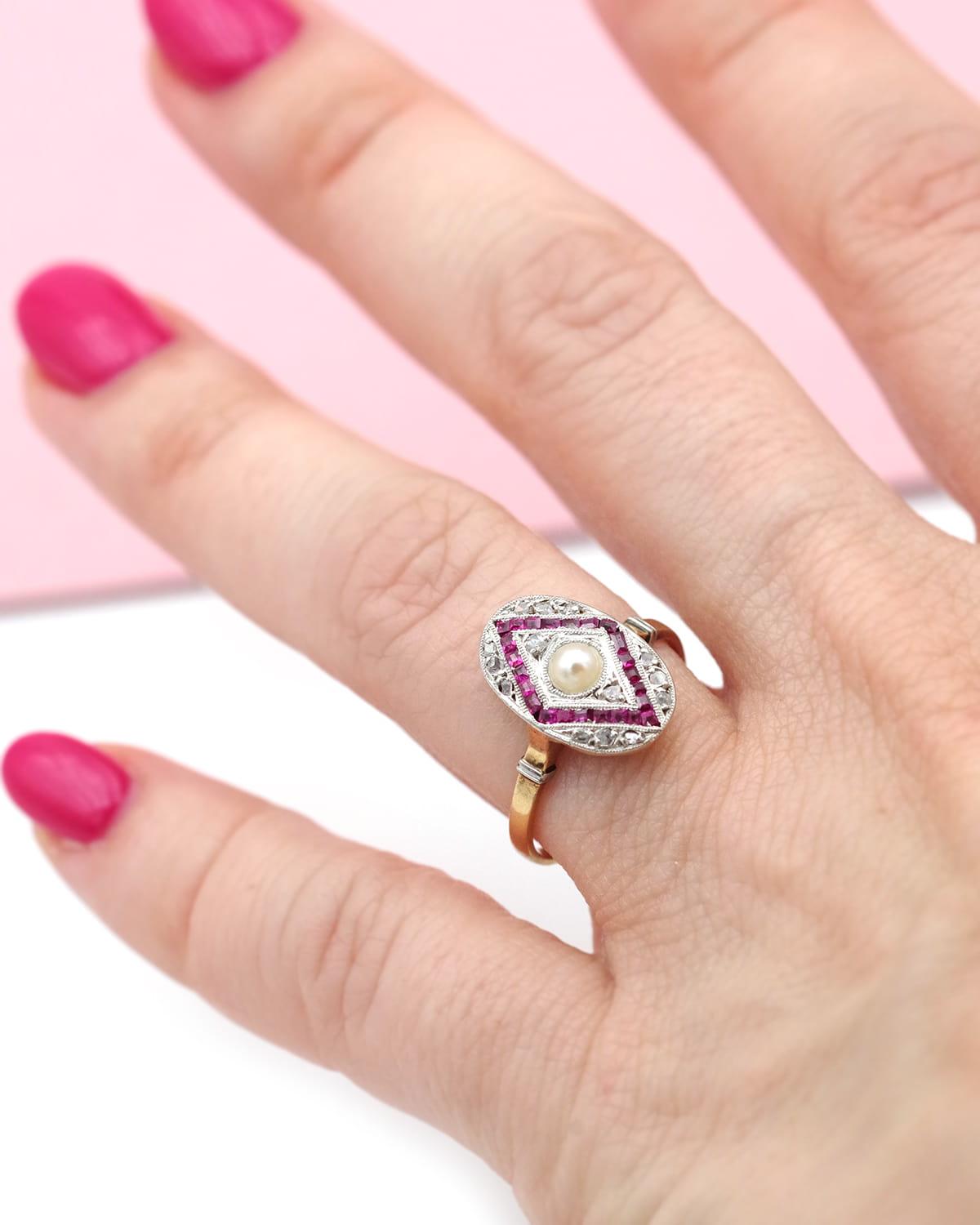 Art-Deco-Ring mit Perlen und Rubinen aus 18 Karat Gold und Platin, Art-Deco-Schmuck (Art déco) im Angebot