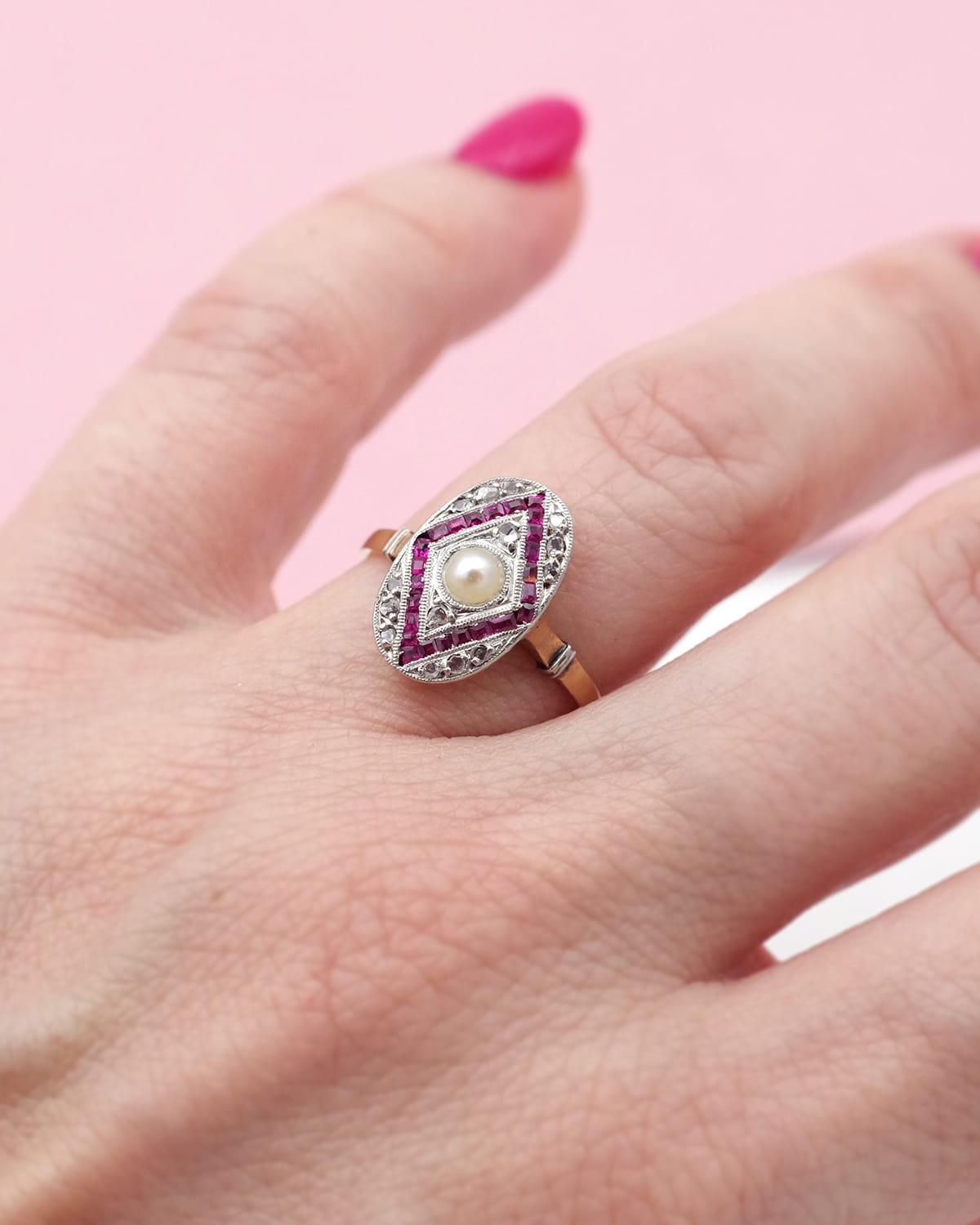 Art-Deco-Ring mit Perlen und Rubinen aus 18 Karat Gold und Platin, Art-Deco-Schmuck im Zustand „Gut“ im Angebot in PARIS, FR