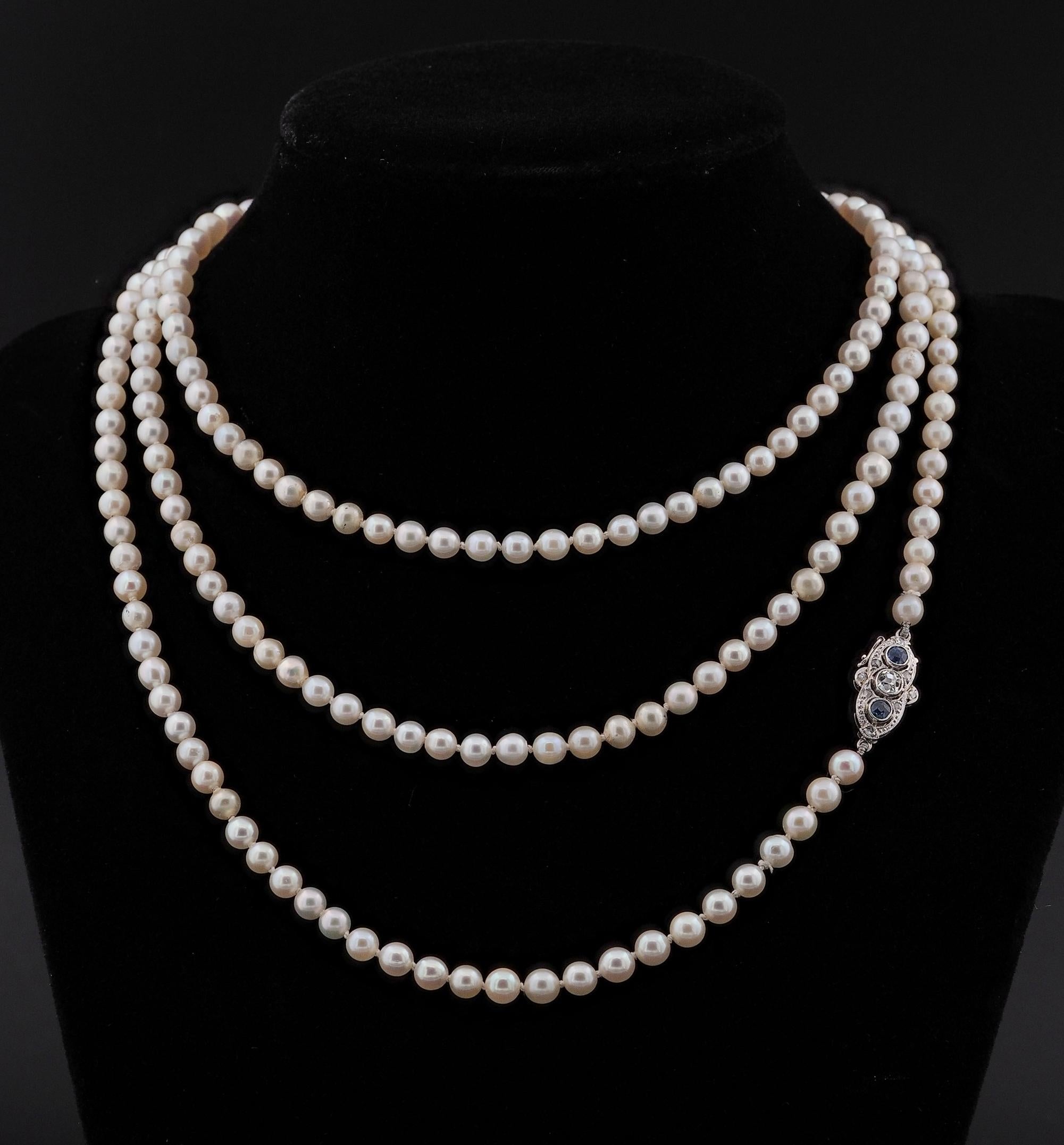 This very charming Art Deco period single strand necklace is 1920 ca.
Comprising one single strand of 5 mm. round in shape cultured salt water Pearls prizing good lustre and silky sheen with subtle white cream colour
Complemented by the classy boat