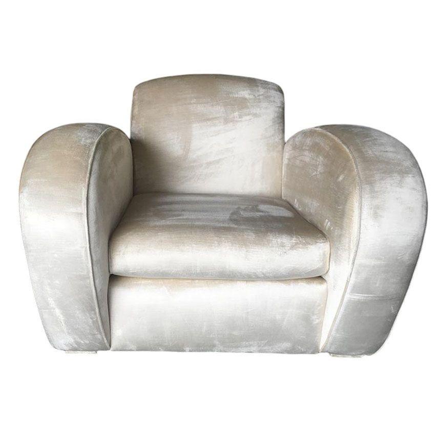 Questa favolosa poltrona jazz club in stile Art Deco, nello stile della speed chair di Paul Frankl, è rivestita in uno splendido tessuto d'epoca in Mohair bianco perla. Prodotta negli anni '70, questa poltrona lounge è in ottime condizioni ed è