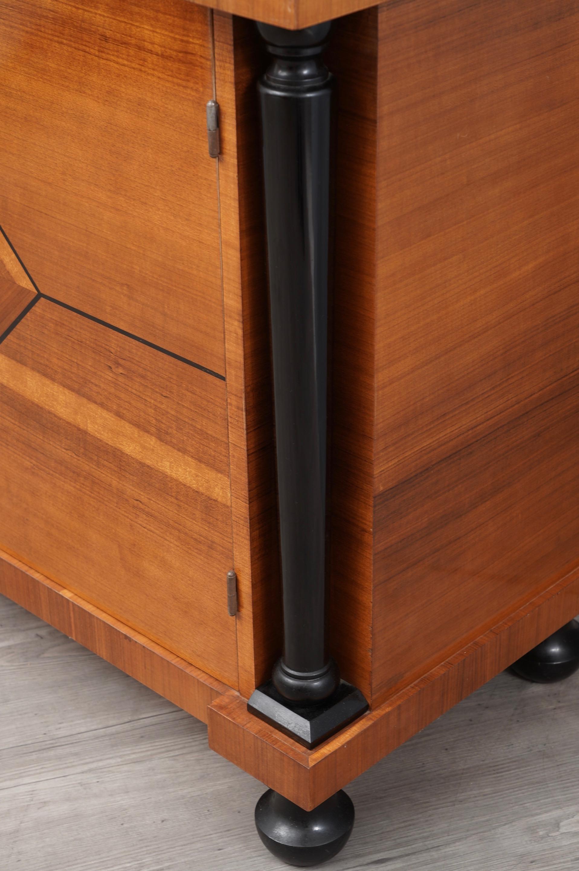 Milieu du XXe siècle Art Déco Wood Wood Austrian Case Pieces Storage Cabinets Sideboard Credenza 1930 en vente