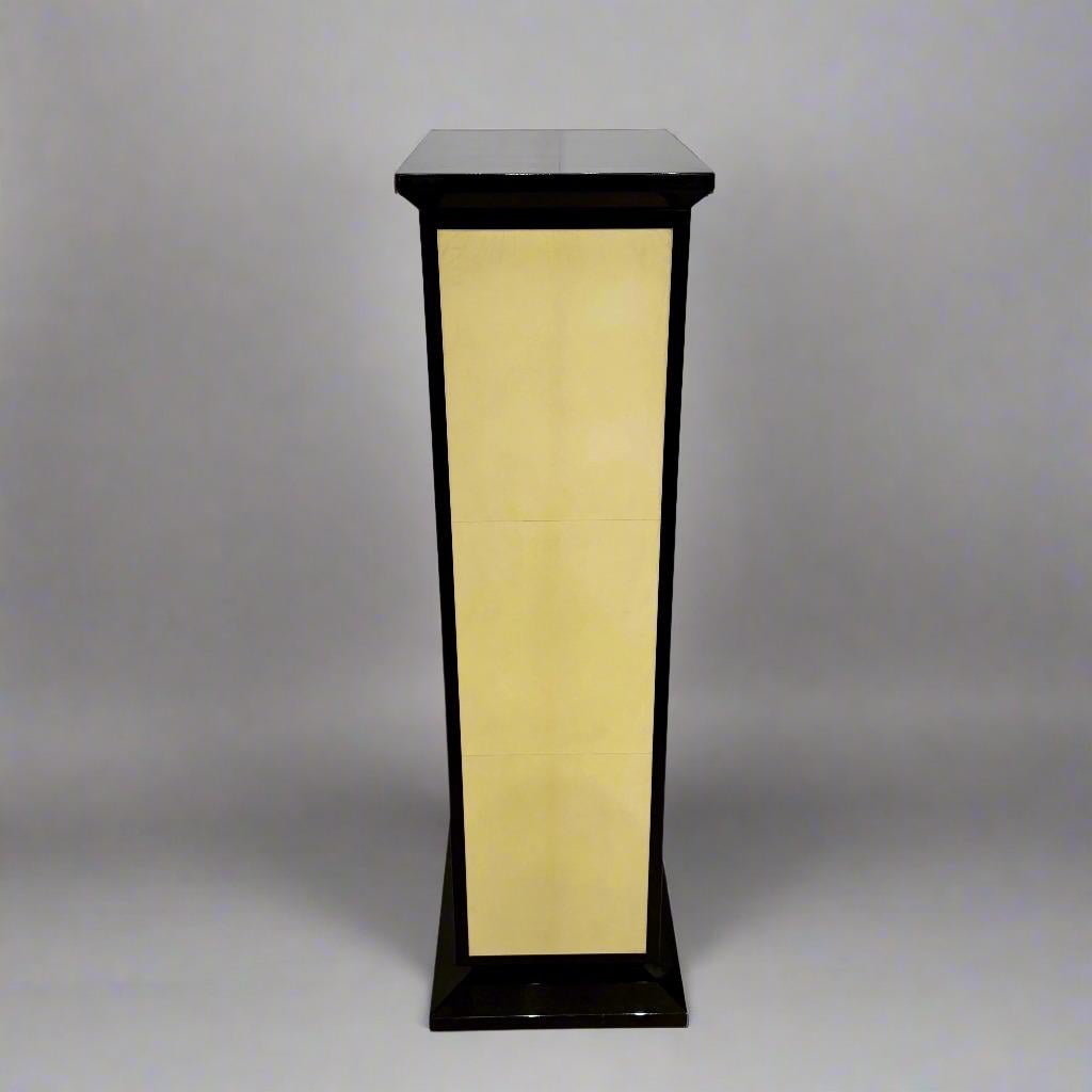 Français Art Deco Pedestal Laque noire avec parchemin. France années 1930. en vente