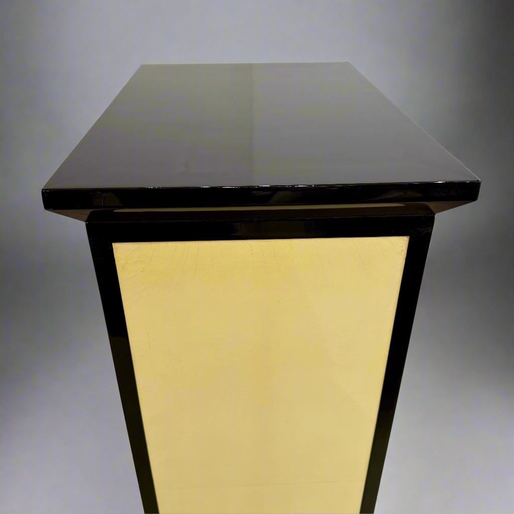 Laqué Art Deco Pedestal Laque noire avec parchemin. France années 1930. en vente