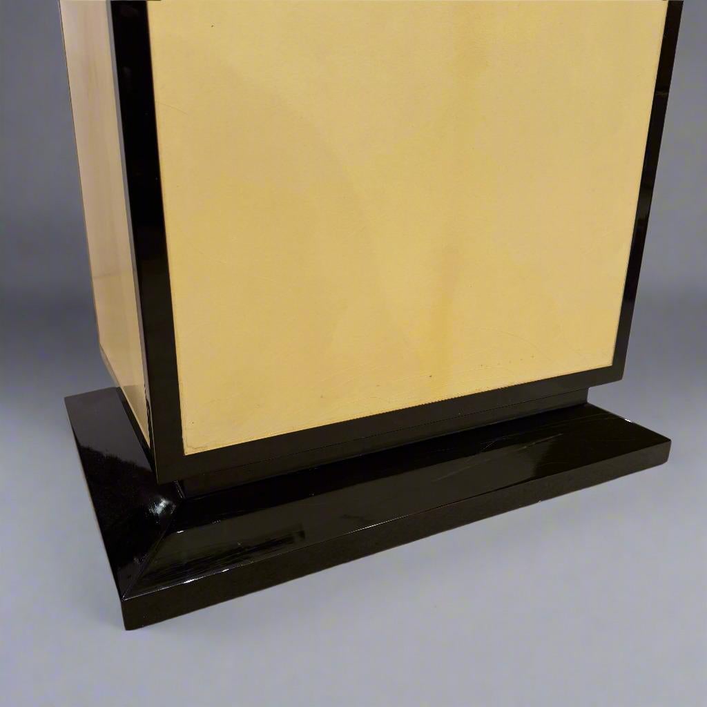 Art Deco Pedestal Laque noire avec parchemin. France années 1930. Bon état - En vente à New York, NY
