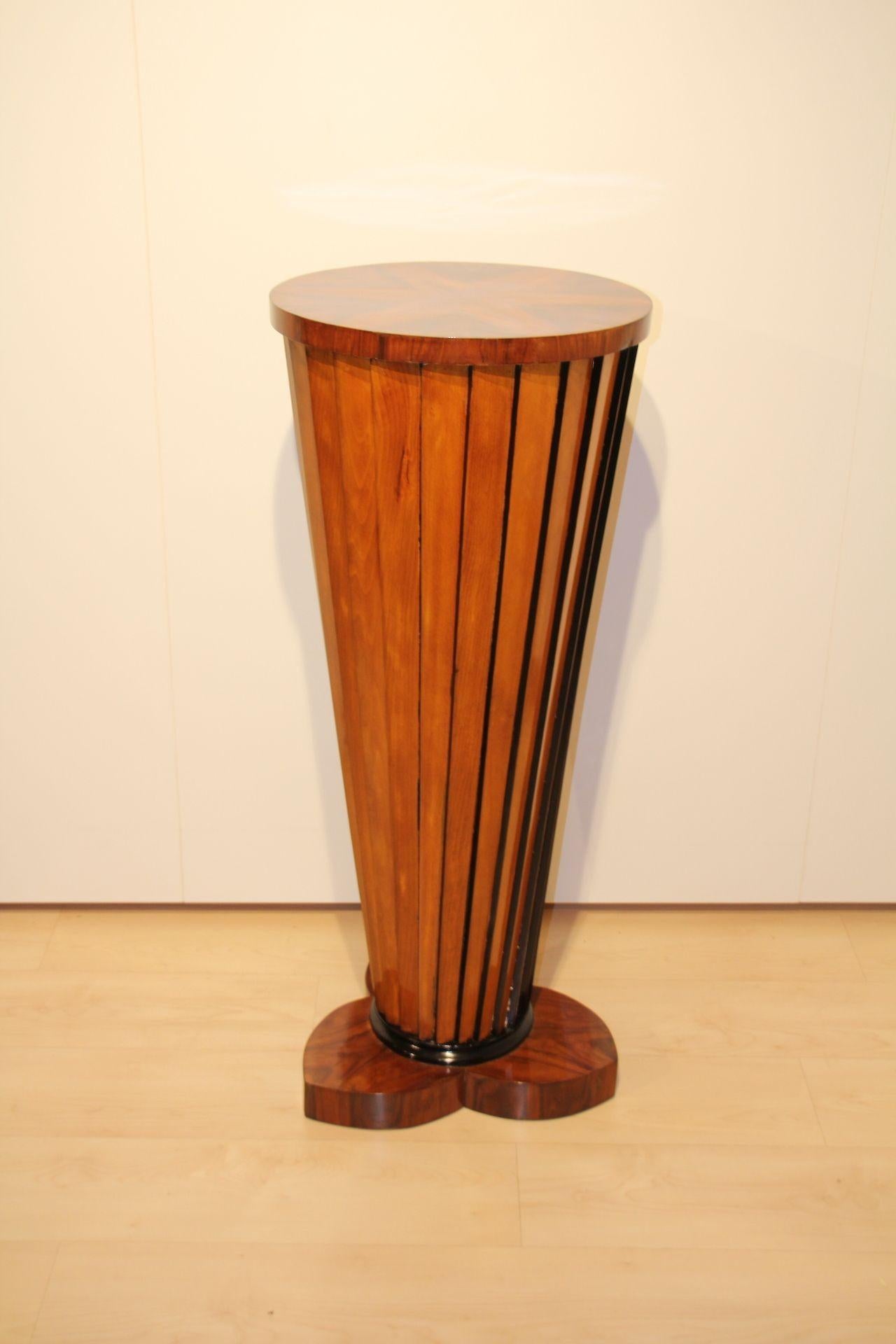 Rare, large art deco pedestal or column from Italy circa 1930.
Solid beech wood body arranged in fan-shape with ebonized edges.
Cornice and base in walnut veneer. Restored and shellac hand polished.
Dimensions:
Metric: H 108,5 cm x W/D 42 cm (base)