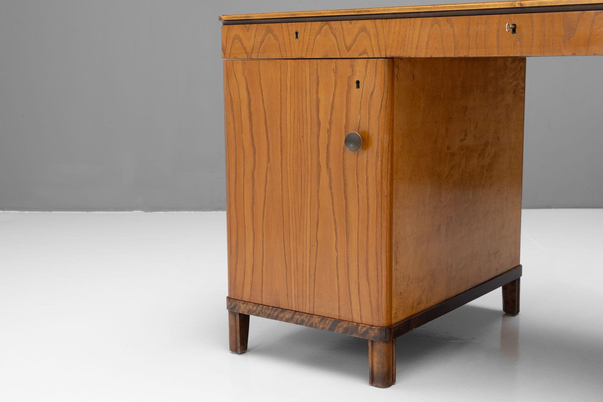 Art-Deco-Sockel-Schreibtisch (Ulmenholz) im Angebot