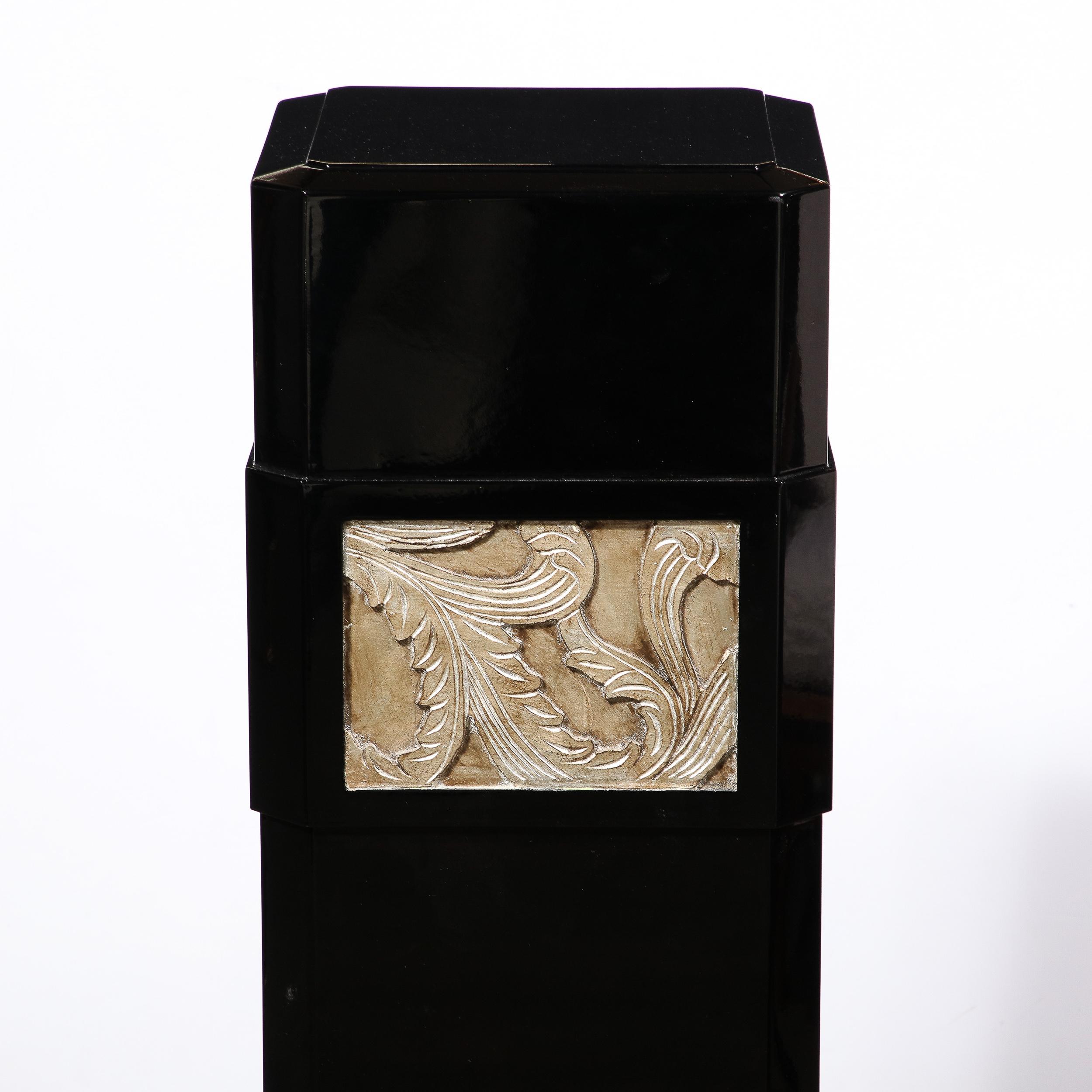 Dieser kühne und einzigartige Art-Déco-Sockel aus schwarz lackiertem Nussbaumholz mit antiken Weißgold-Foglia-Motiven stammt aus Frankreich, CIRCA 1935. Mit einer geradlinigen Konstruktion und einem gestuften Sockel sind alle vier Seiten mit einem