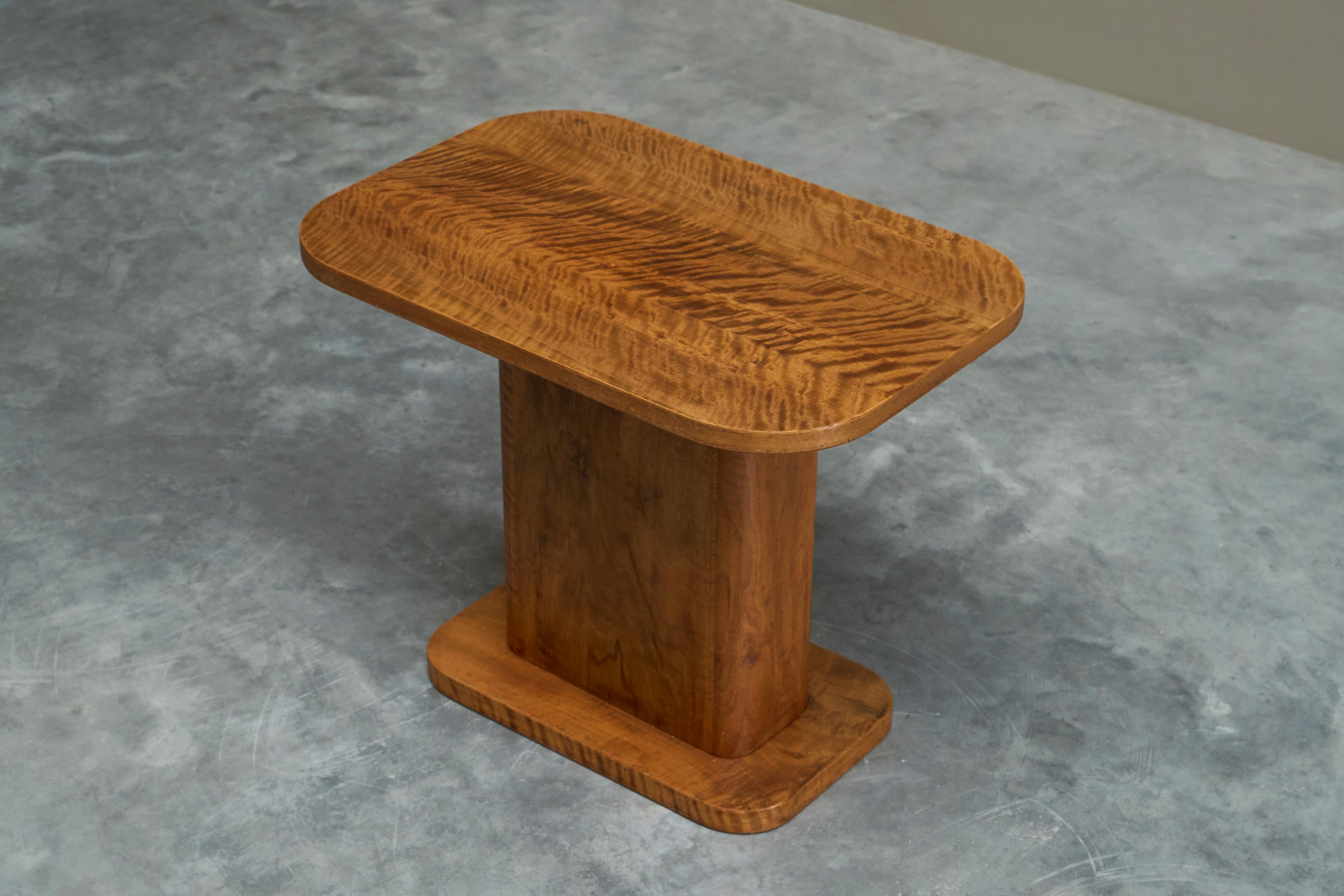 Guéridon Art Déco en bois au grain expressif 1930.

Très beau et distinct guéridon art déco. Magnifique grain de bois expressif - comme un tigre ! 

Quintessence d'un design art déco, mais très moderne et polyvalent. Intemporelle et élégante, cette