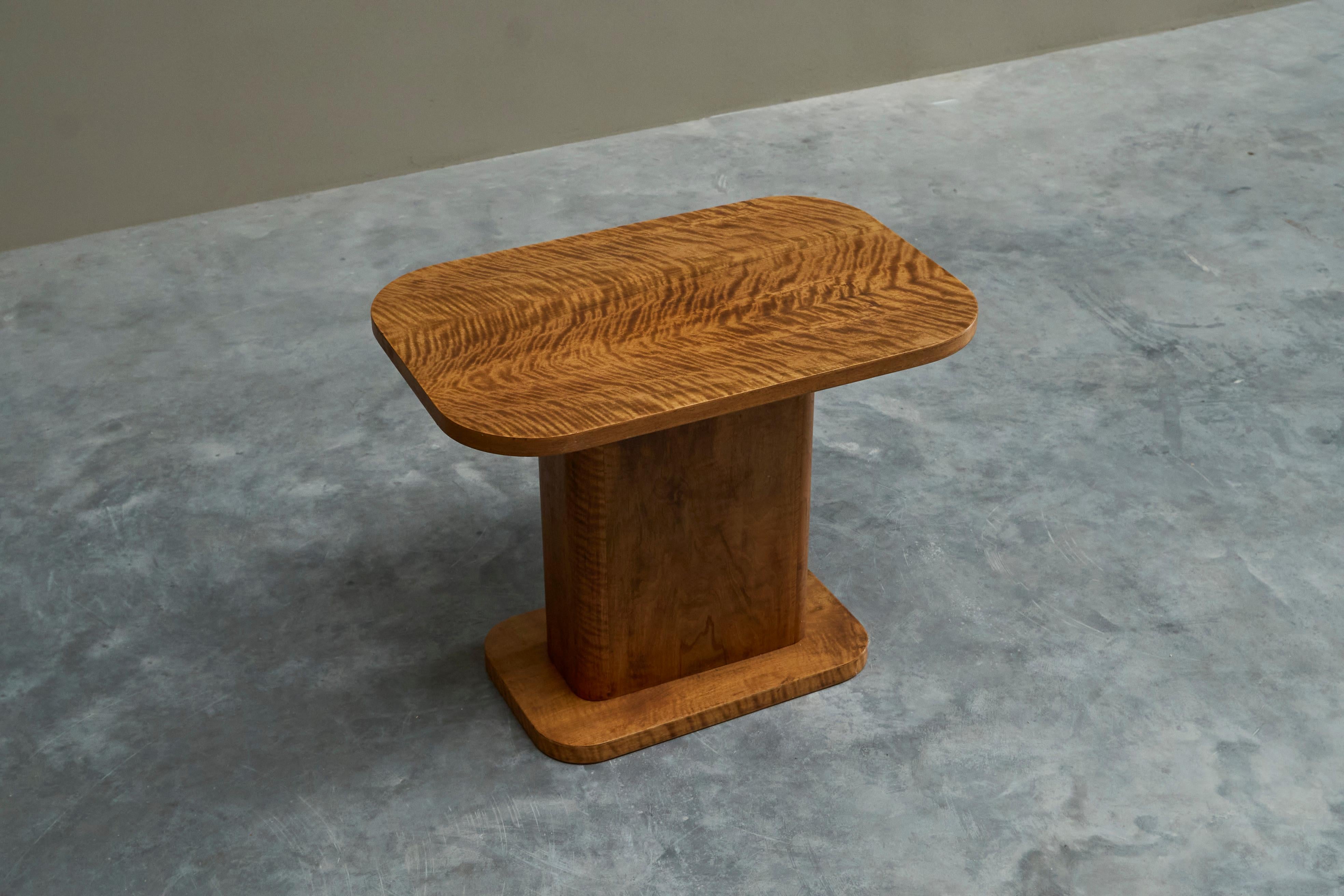 Fait main Guéridon Art Déco en Wood avec grain expressif années 1930 en vente