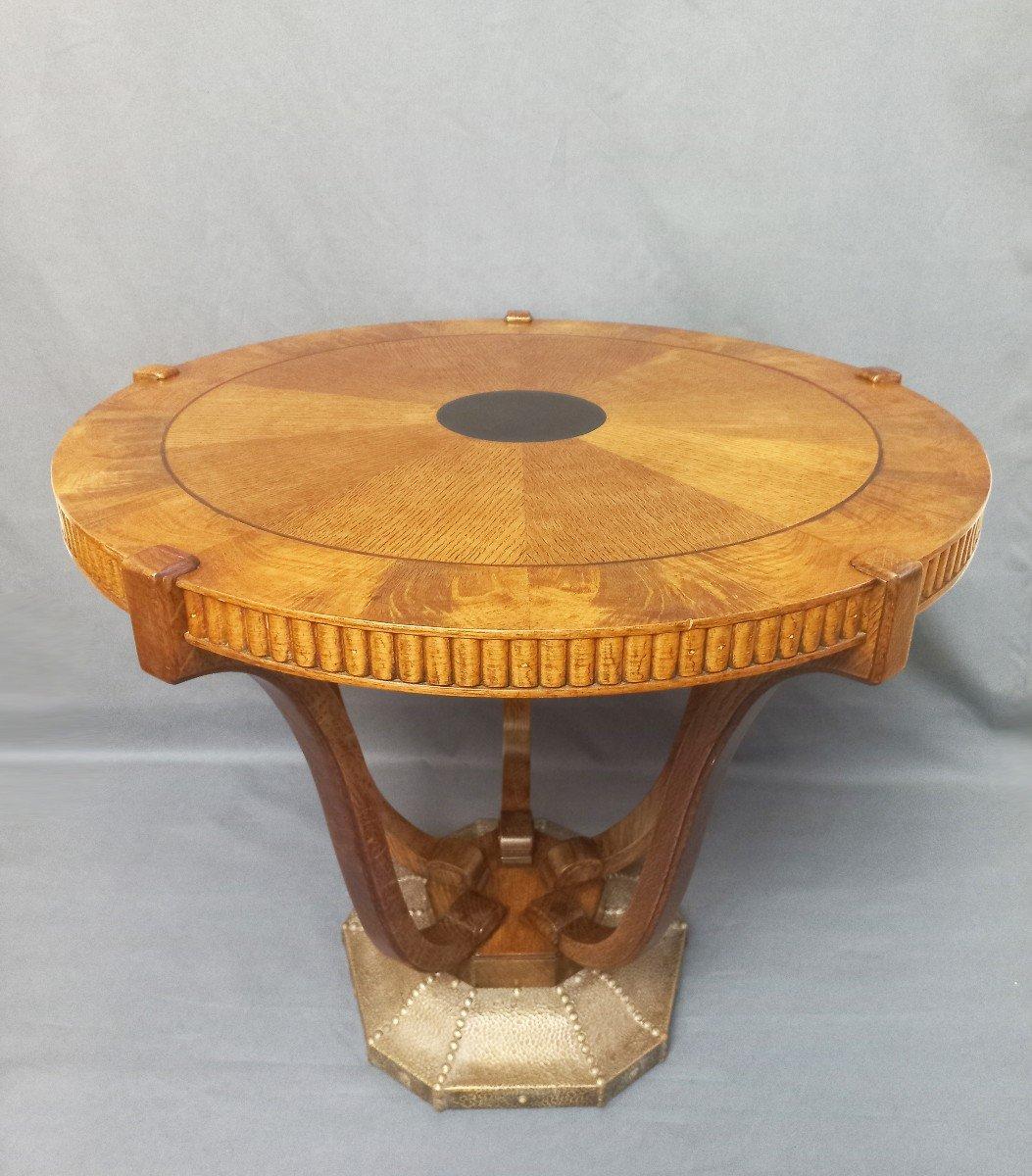 Art Deco period pedestal table.
Walnut and oak, hammered brass base.
Around 1930.
Very good state.