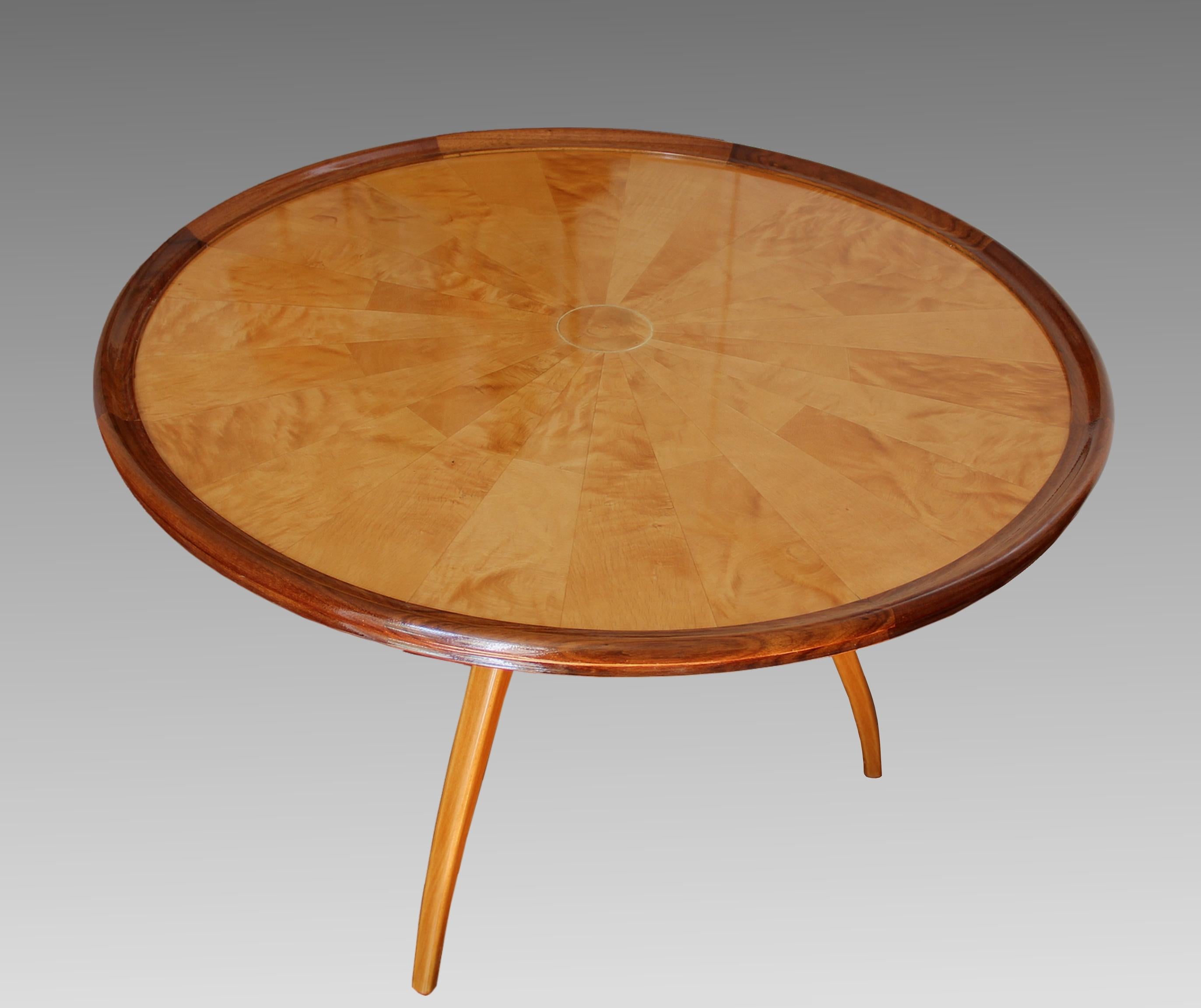 Art Deco tripod pedestal table, base in blond mahogany, tray in sycamore marquetry arranged in sun. 
France, circa 1950. In the taste of Leleu.