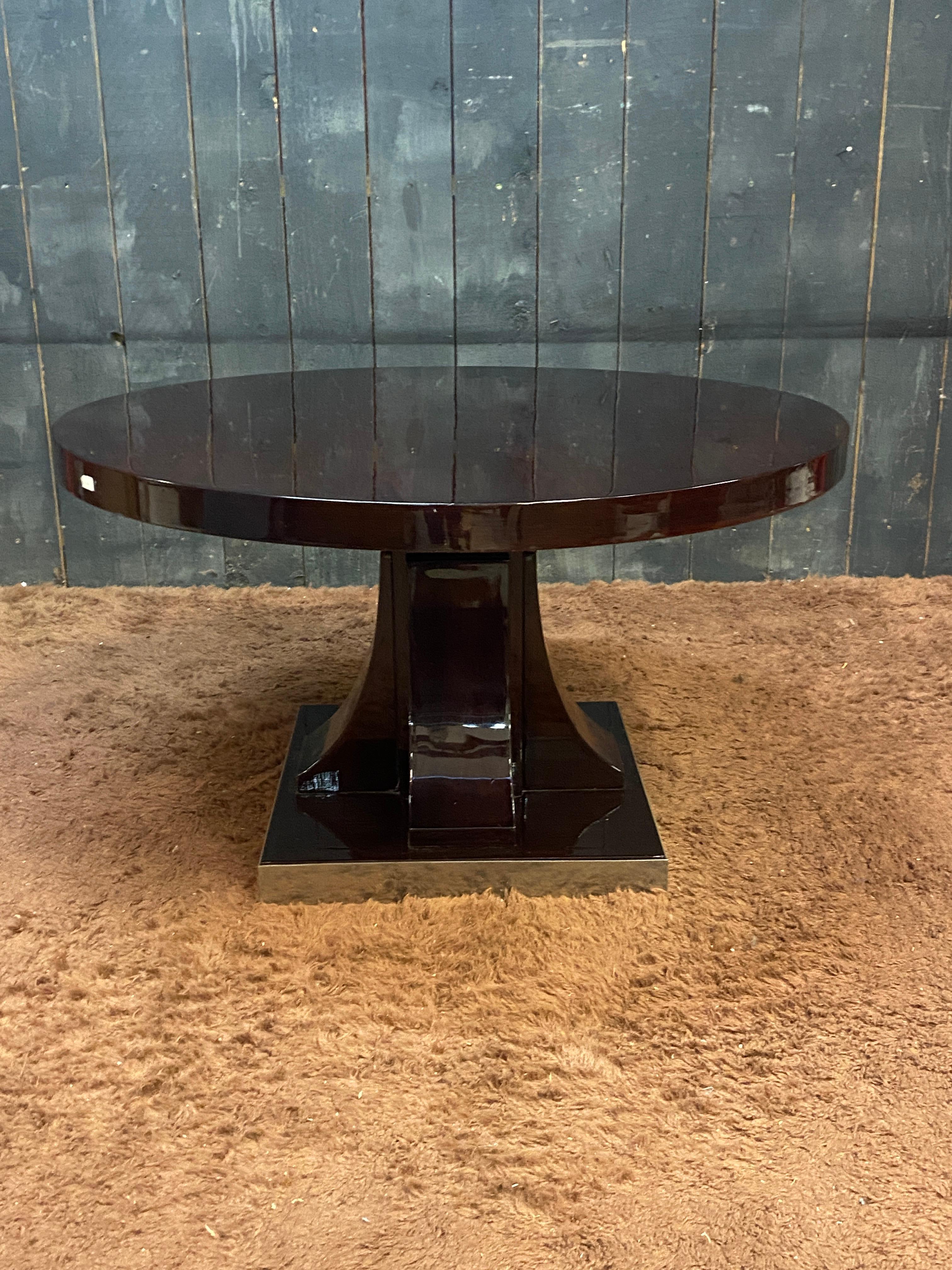 Art Deco pedestal table in varnished walnut circa 1940 In Good Condition For Sale In Mouscron, WHT
