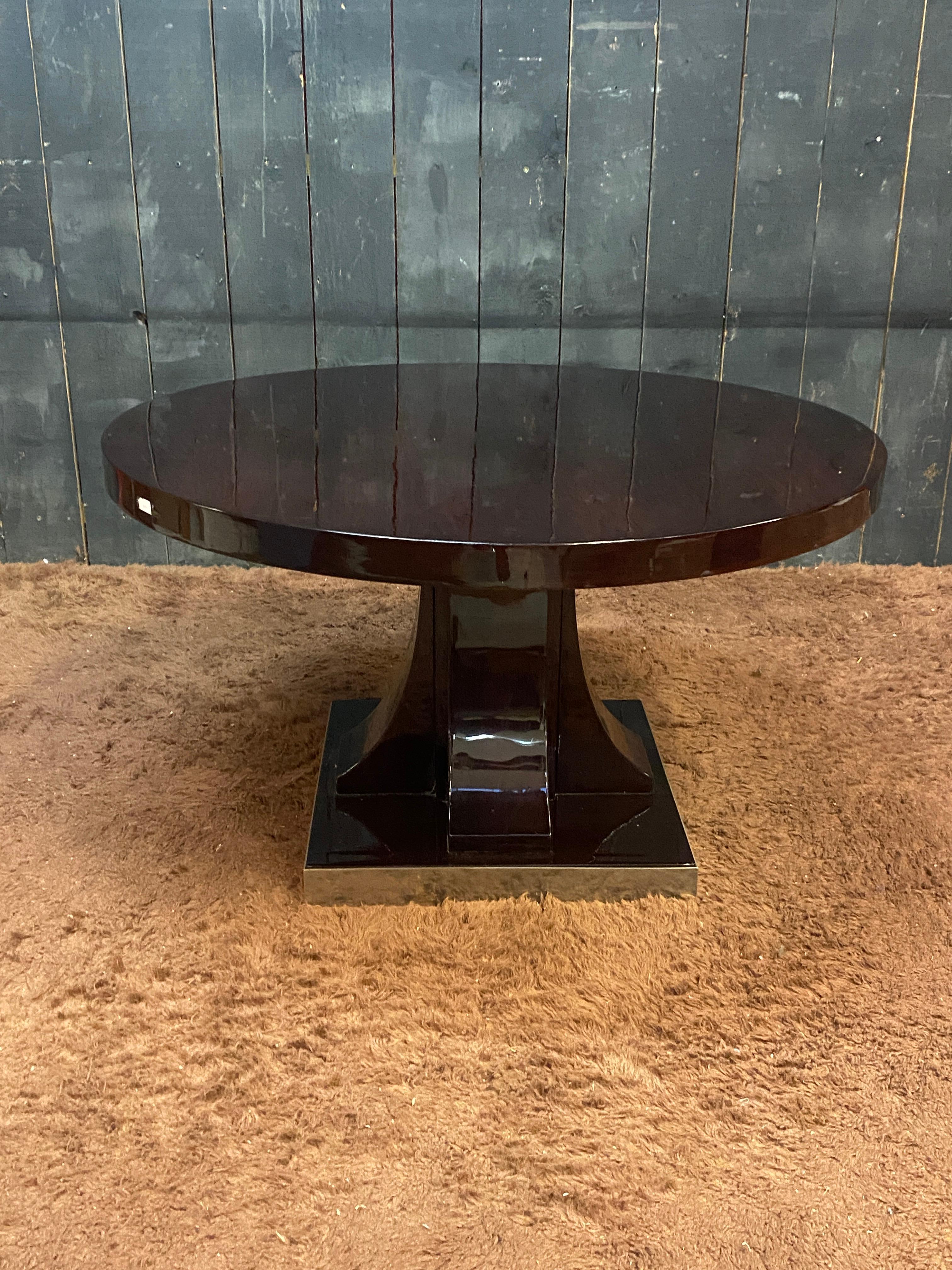 Mid-20th Century Art Deco pedestal table in varnished walnut circa 1940 For Sale