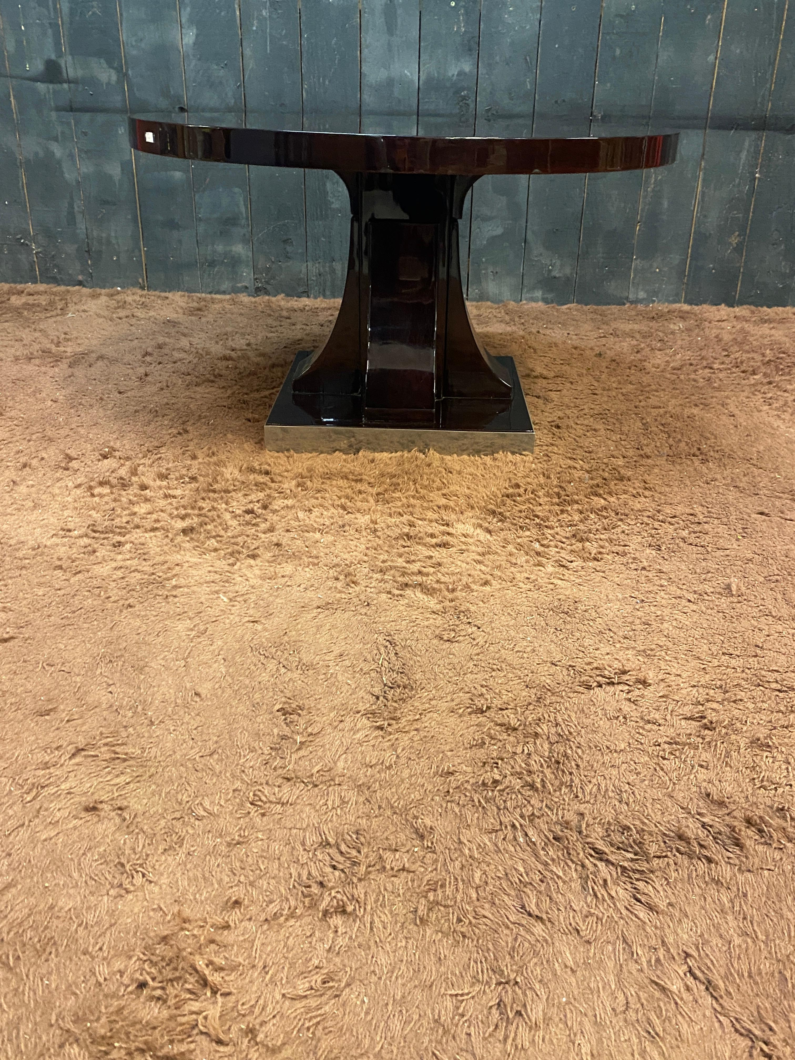 Art Deco pedestal table in varnished walnut circa 1940 For Sale 1