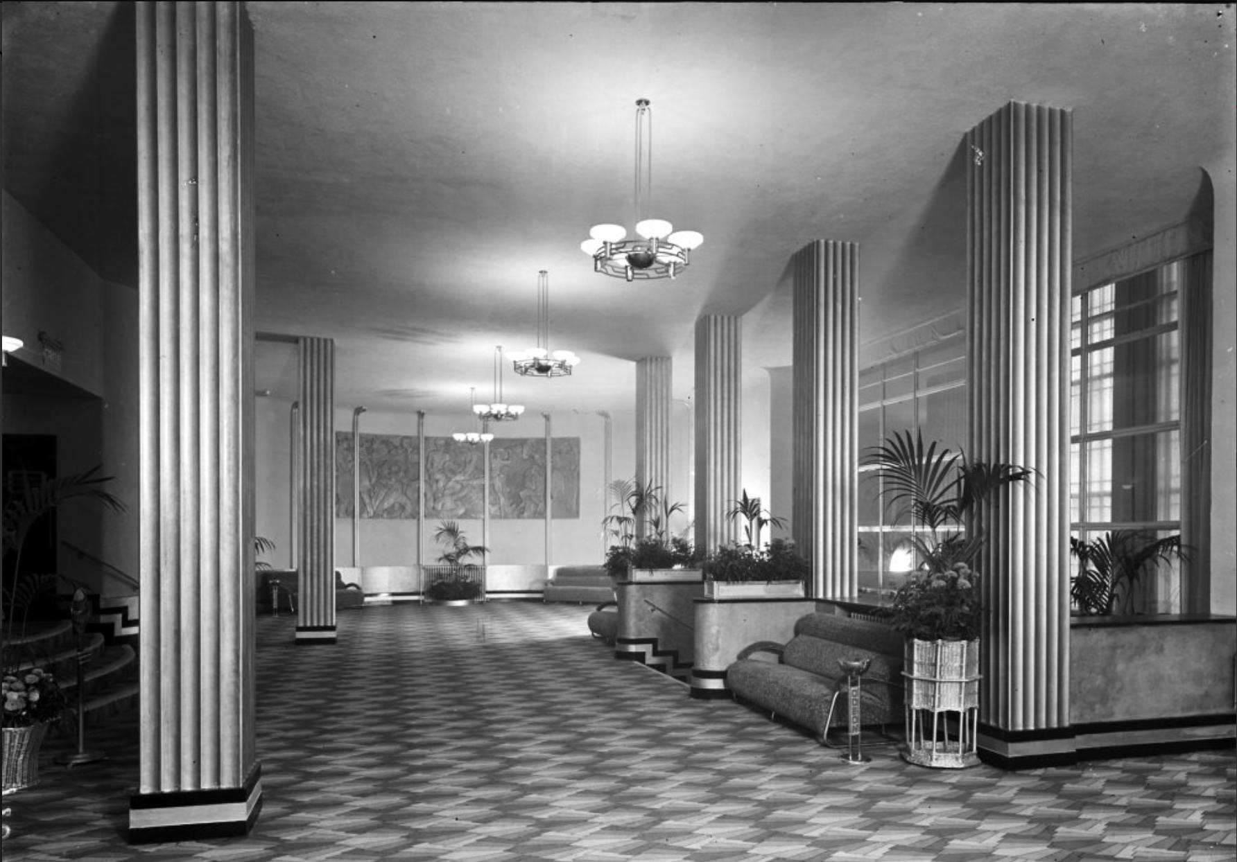 English Art Deco P.E.L. Cantilever Chrome Sofa, for Odeon Cinemas circa 1930s