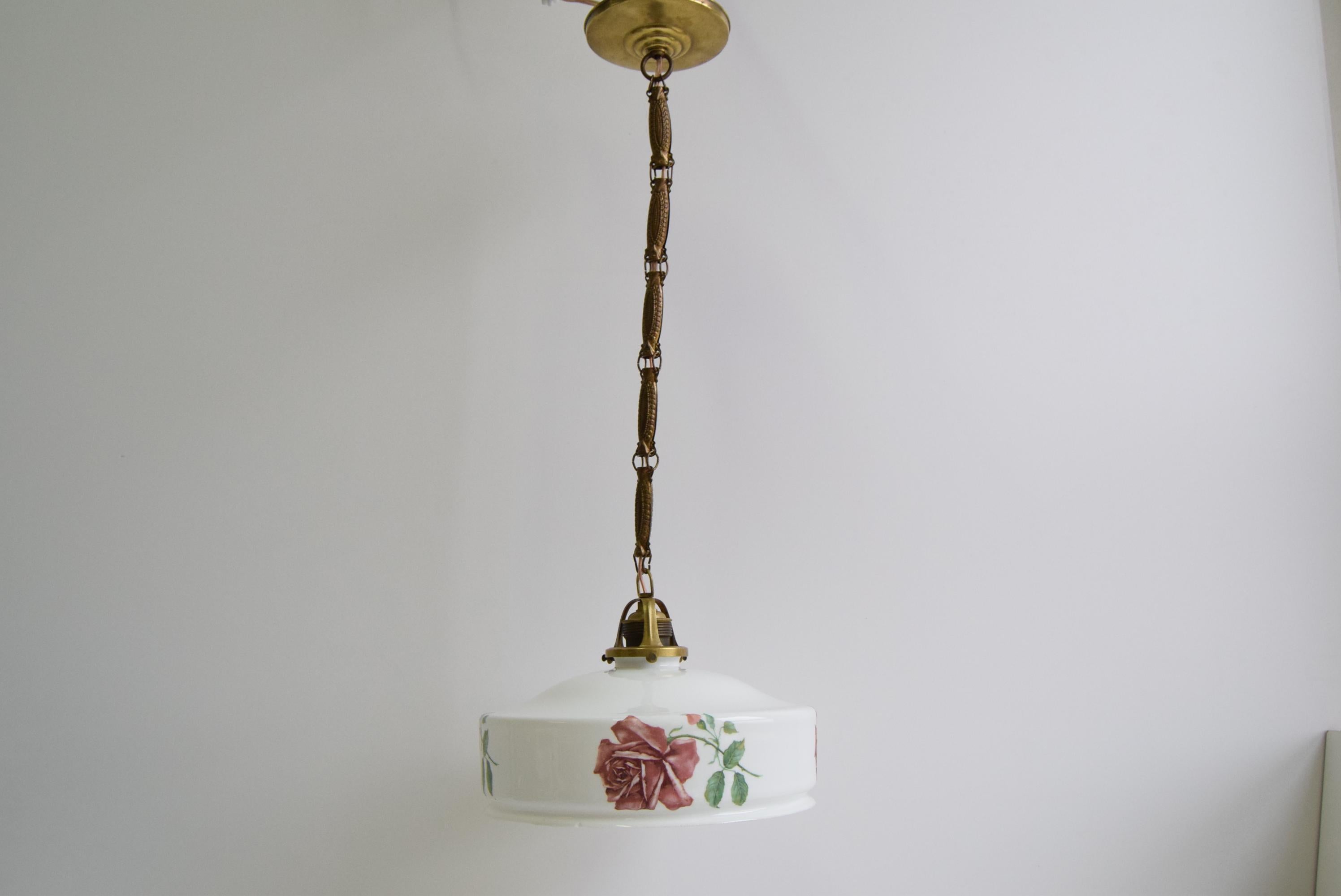 Hanging lamp with a floral pattern.
The glass shade has a painted rosette that gives the piece an elegant and classic touch, the brass chain has an old patina
The glass part has a chip (see photo)
It was fitted with new wiring
Original condition