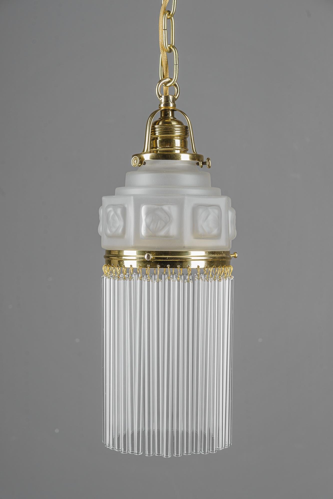 Art-Déco-Pendelleuchte um 1920er Jahre mit mattiertem Glasschirm Vienna 1920er Jahre (Österreichisch) im Angebot