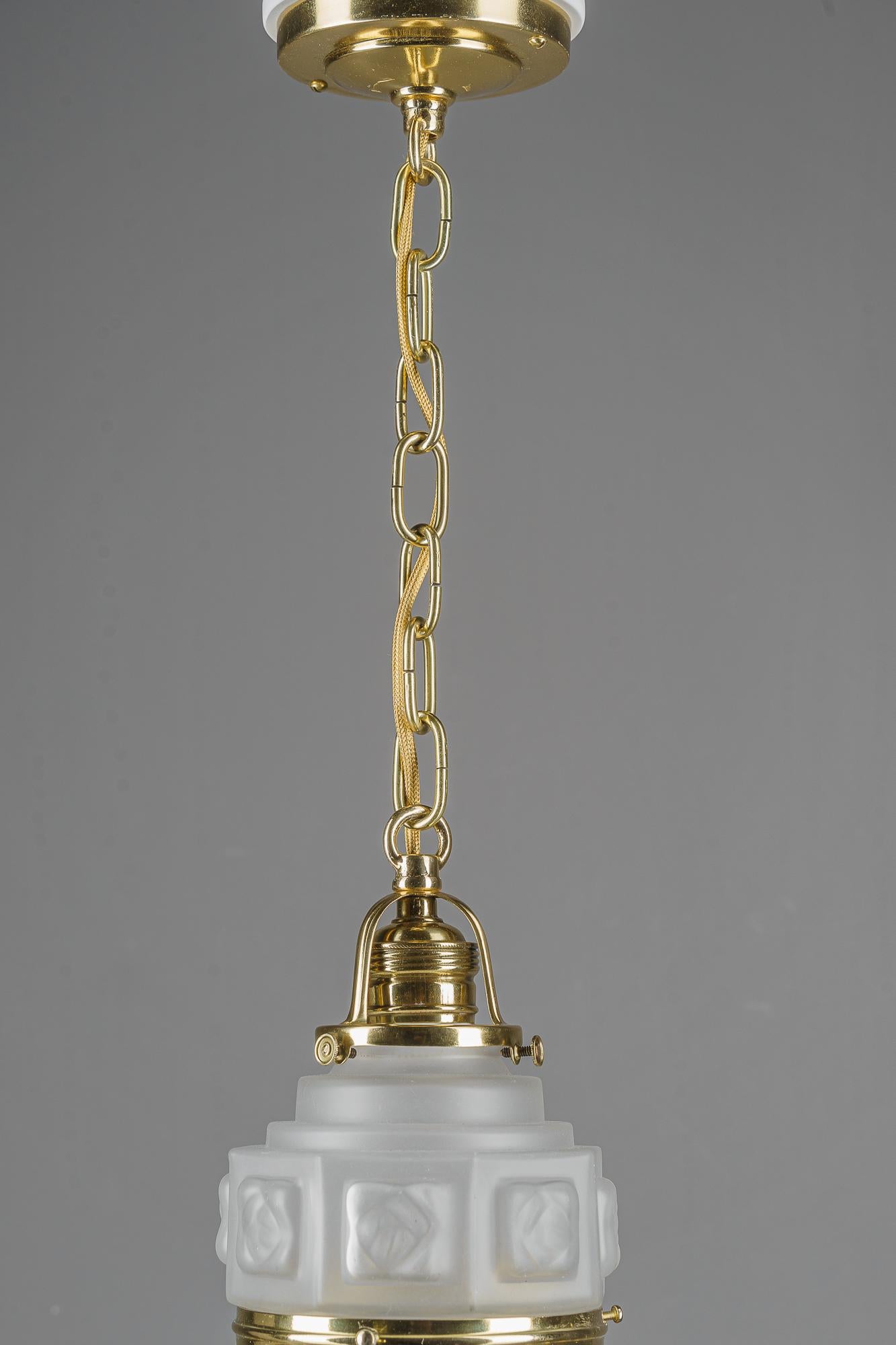Art-Déco-Pendelleuchte um 1920er Jahre mit mattiertem Glasschirm Vienna 1920er Jahre (Lackiert) im Angebot