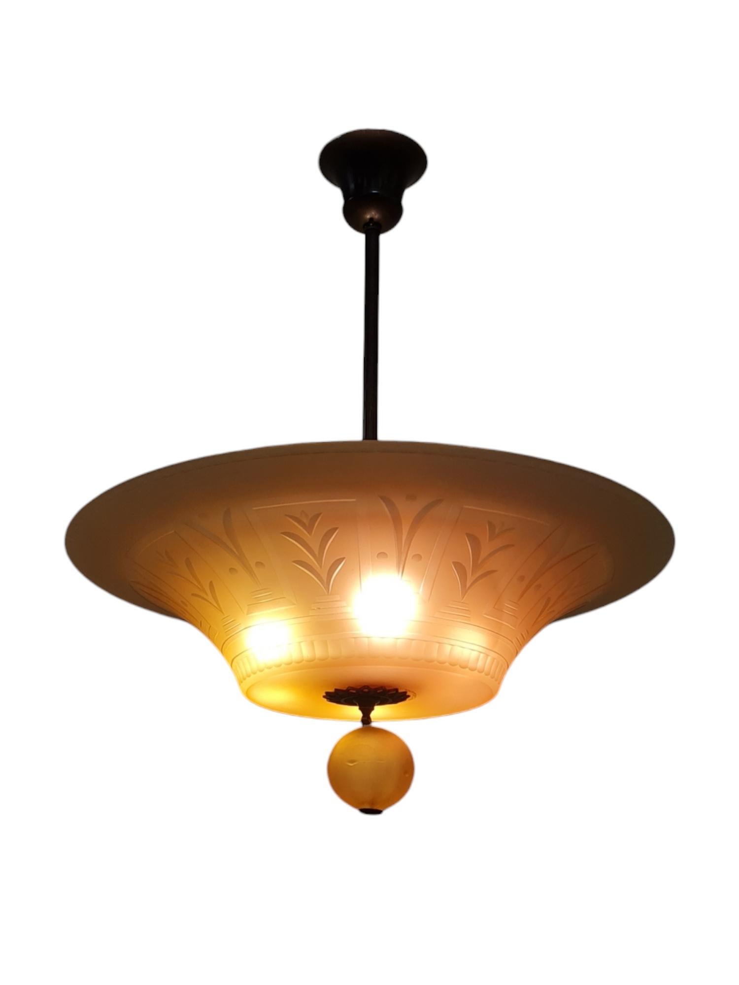 Un bellissimo paralume in ottone art déco e vetro color ambra con decorazioni tagliate che rappresentano la grazia svedese degli anni 1920-1930. Prodotto da Orrefors. Il paralume originale color ambra ha tagli decorativi art deco ed è piuttosto