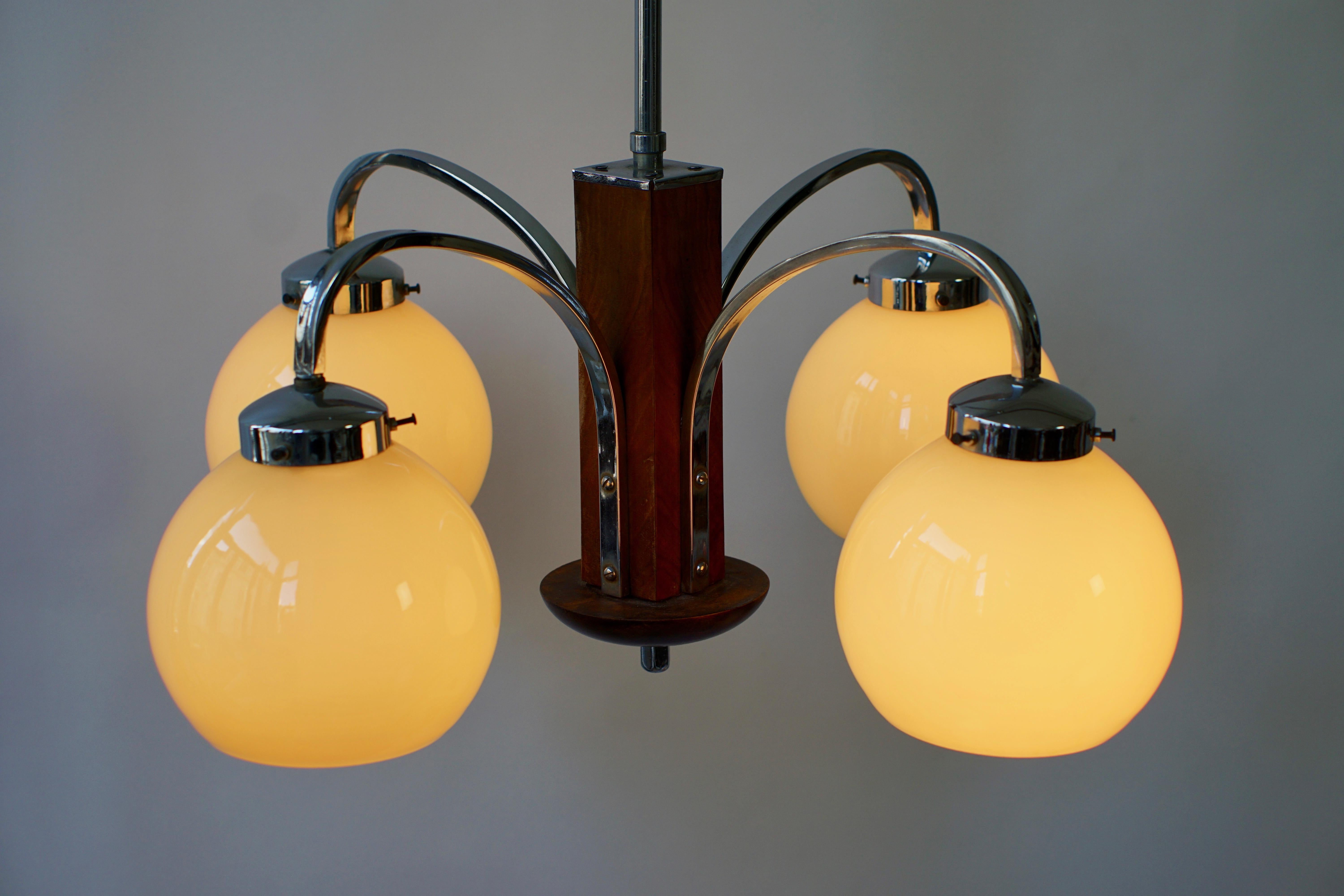 Art Deco Chandelier in Glass And Wood For Sale 5
