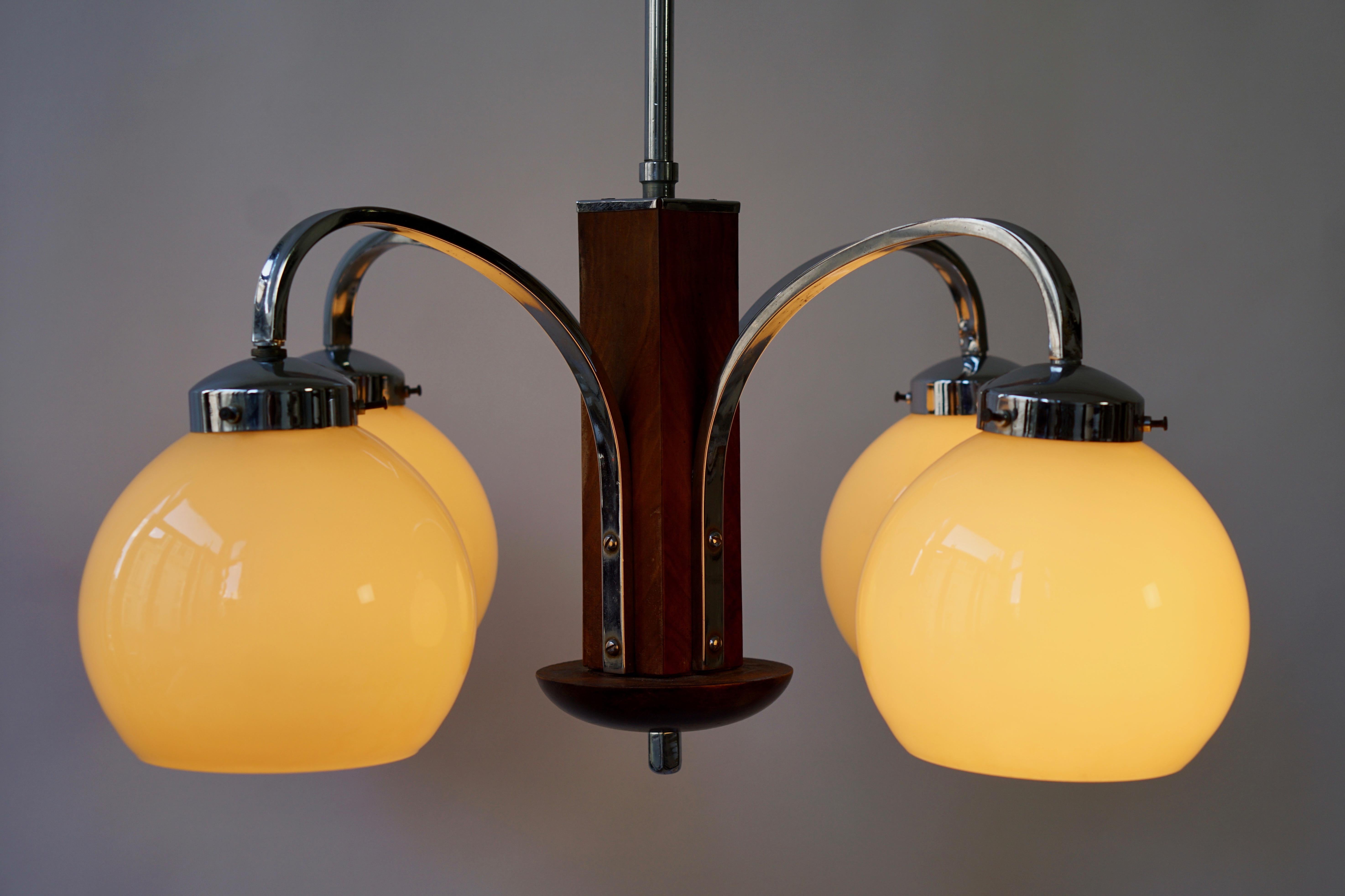 Art Deco Chandelier in Glass And Wood For Sale 6