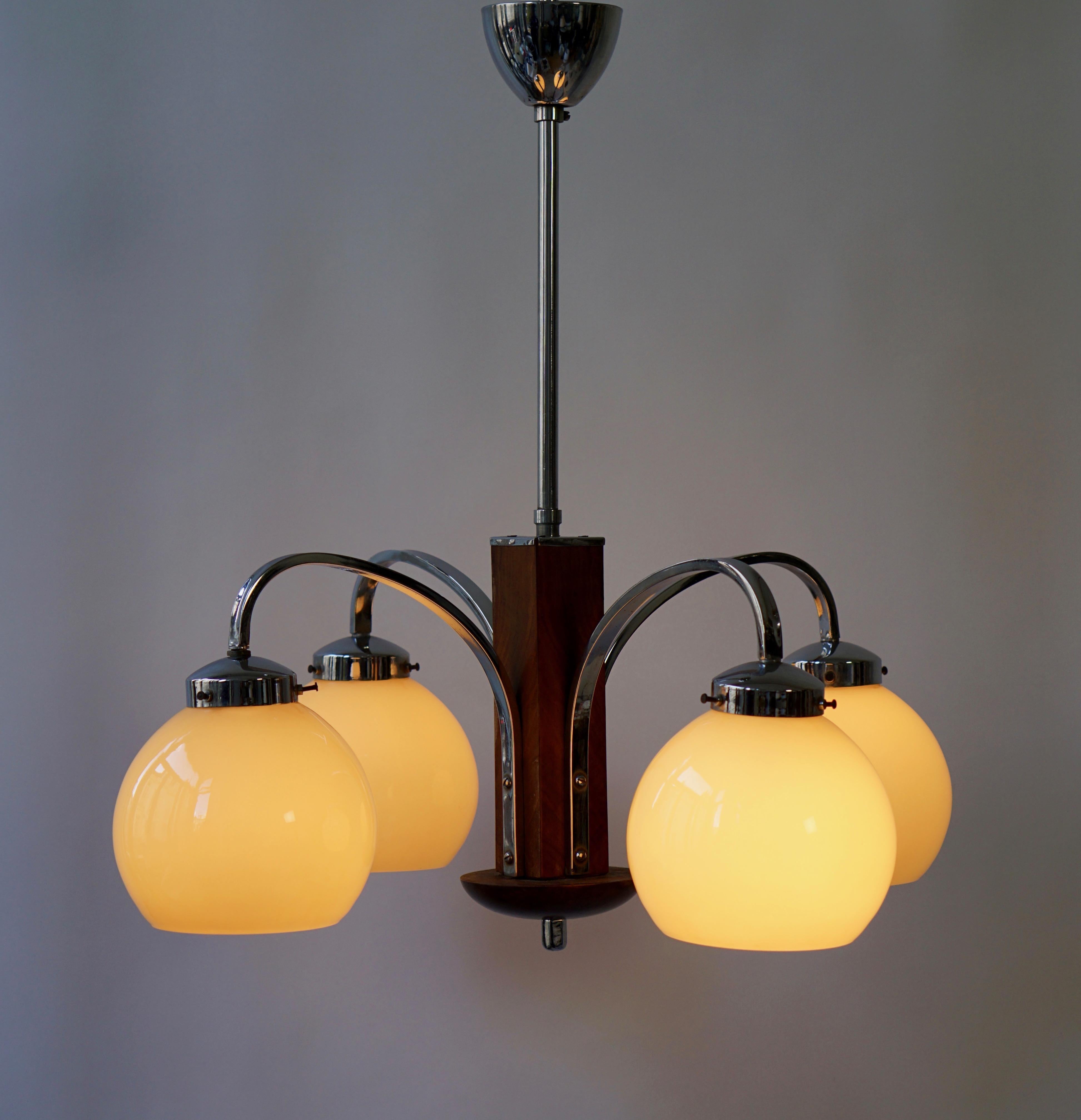 Art Deco four-arms pendant light.
Height 108 cm.
Diameter 58 cm.
Four E27 bulbs.