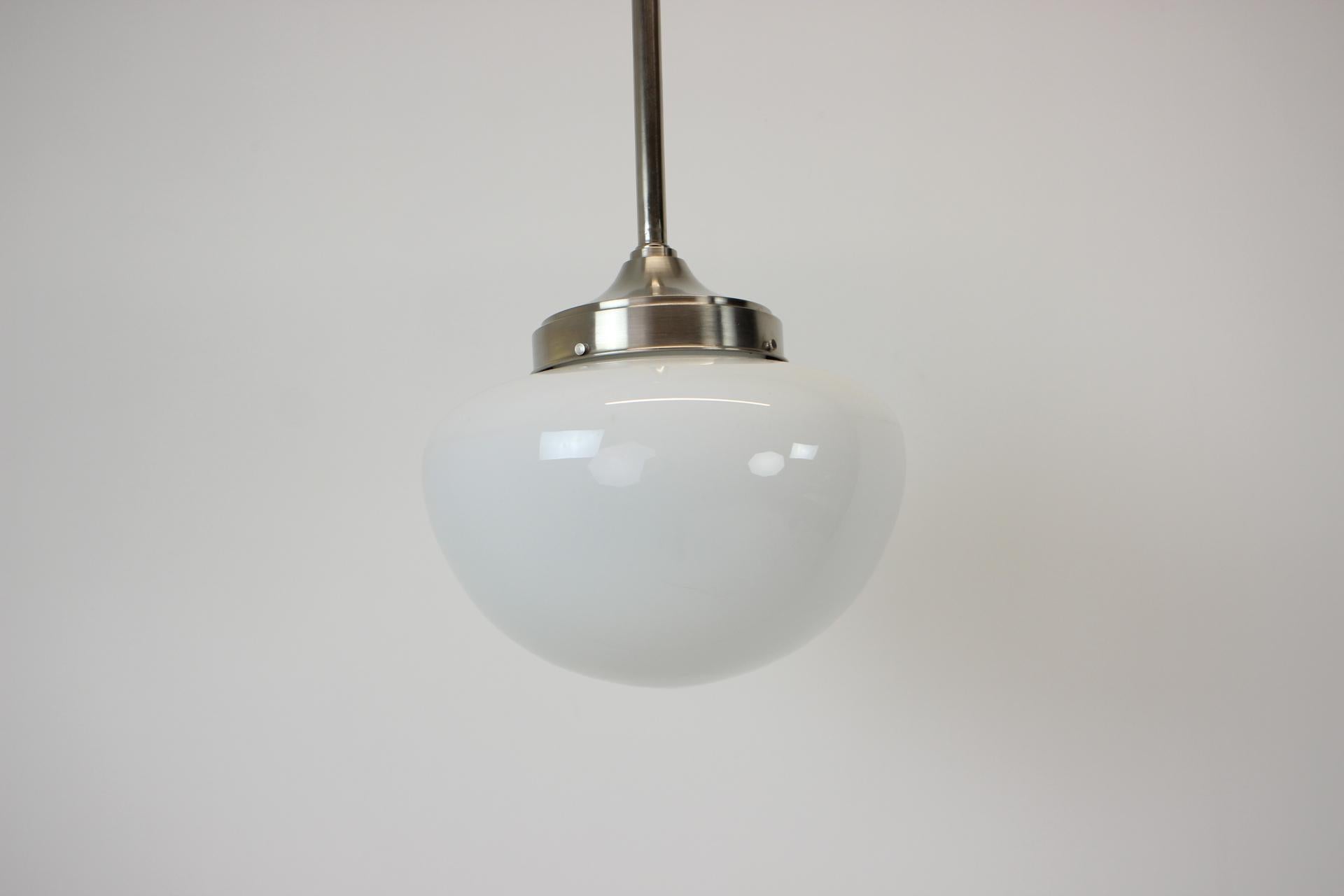 Made in Czechoslovakia
Made of nickel-plated brass and glass
Good original condition
Bulb 1x60W, E27 or E26
New cables