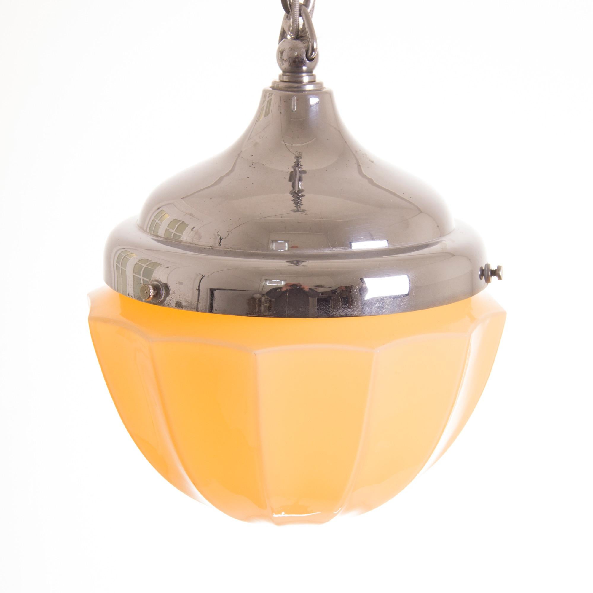Art deco ceiling pendant
Art deco pleated yellow glass pendant light with its original chrome gallery and link chain.
Dimensions: H: 80cm W: 21cm D: 21cm
British, circa 1930.
