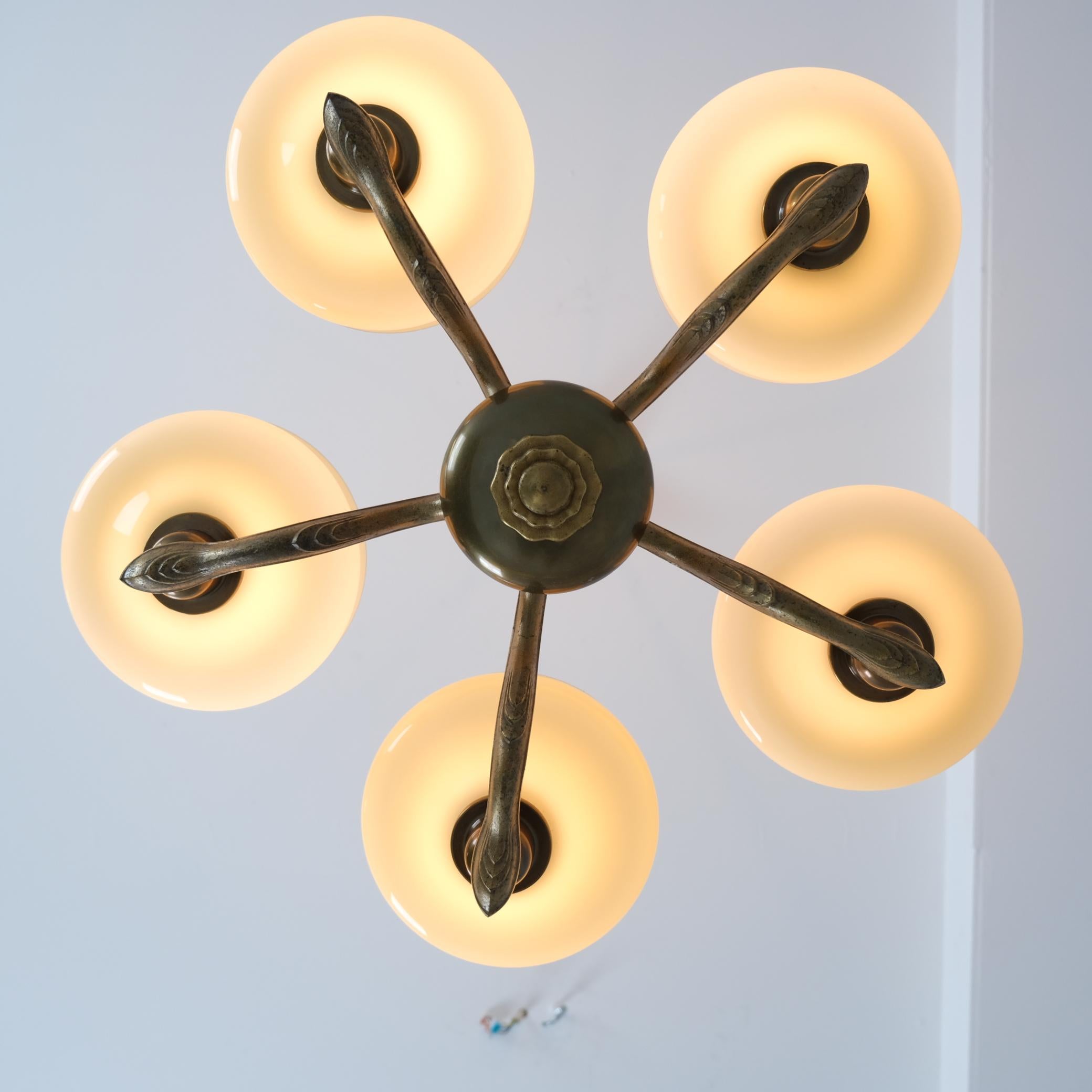 Art-Déco-Anhänger aus Messing, Birke und Opalglas, PSO Ende der 1940er Jahre im Angebot 7