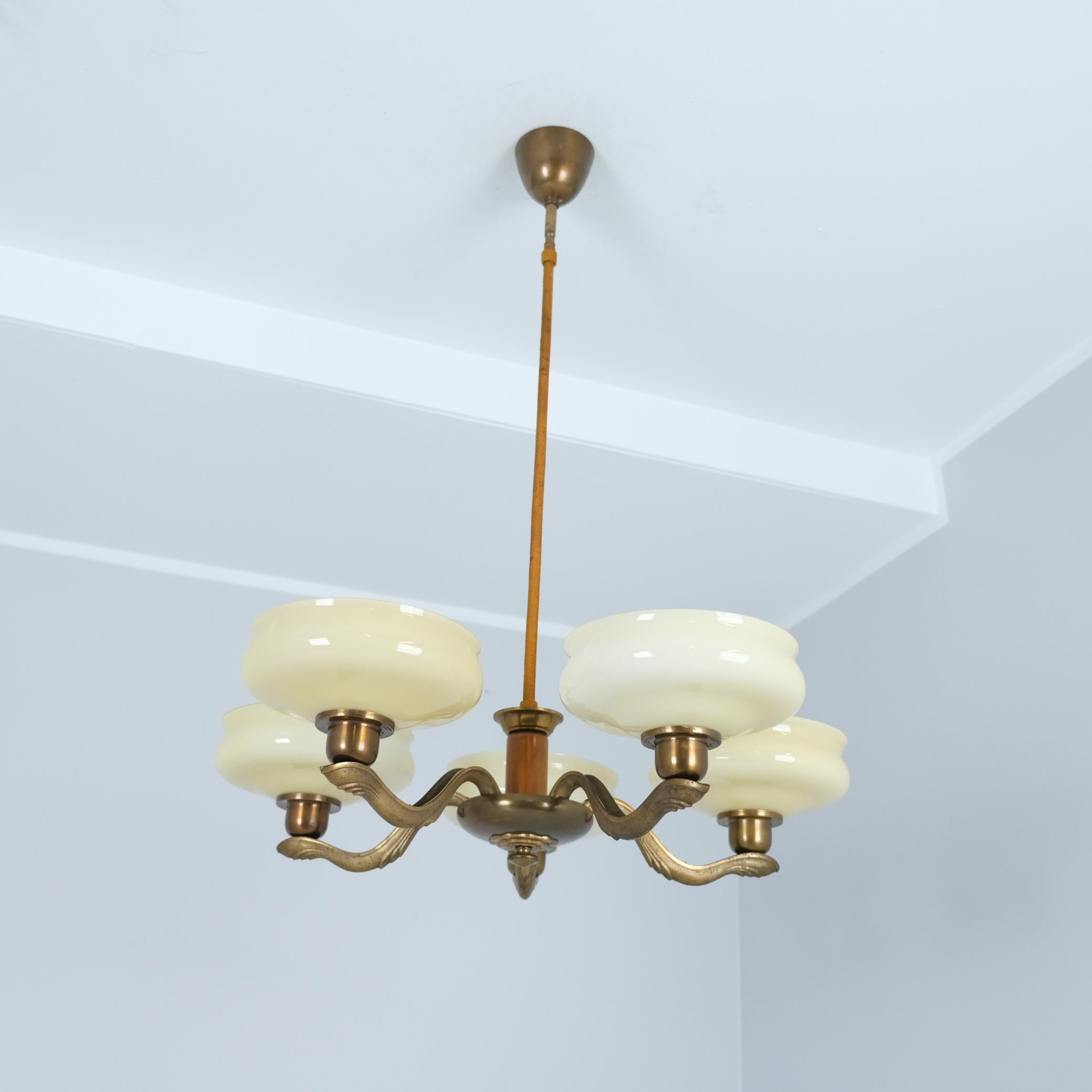 Ein schönes Beispiel finnischer Handwerkskunst des Art déco. Ein wunderschönes Stück mit gebeizter Birke, gegossenem Messing und geblasenen Glasschirmen. Der Stab ist mit einer Schnur umwickelt, wie es für die Lampen dieser Zeit typisch ist. Die