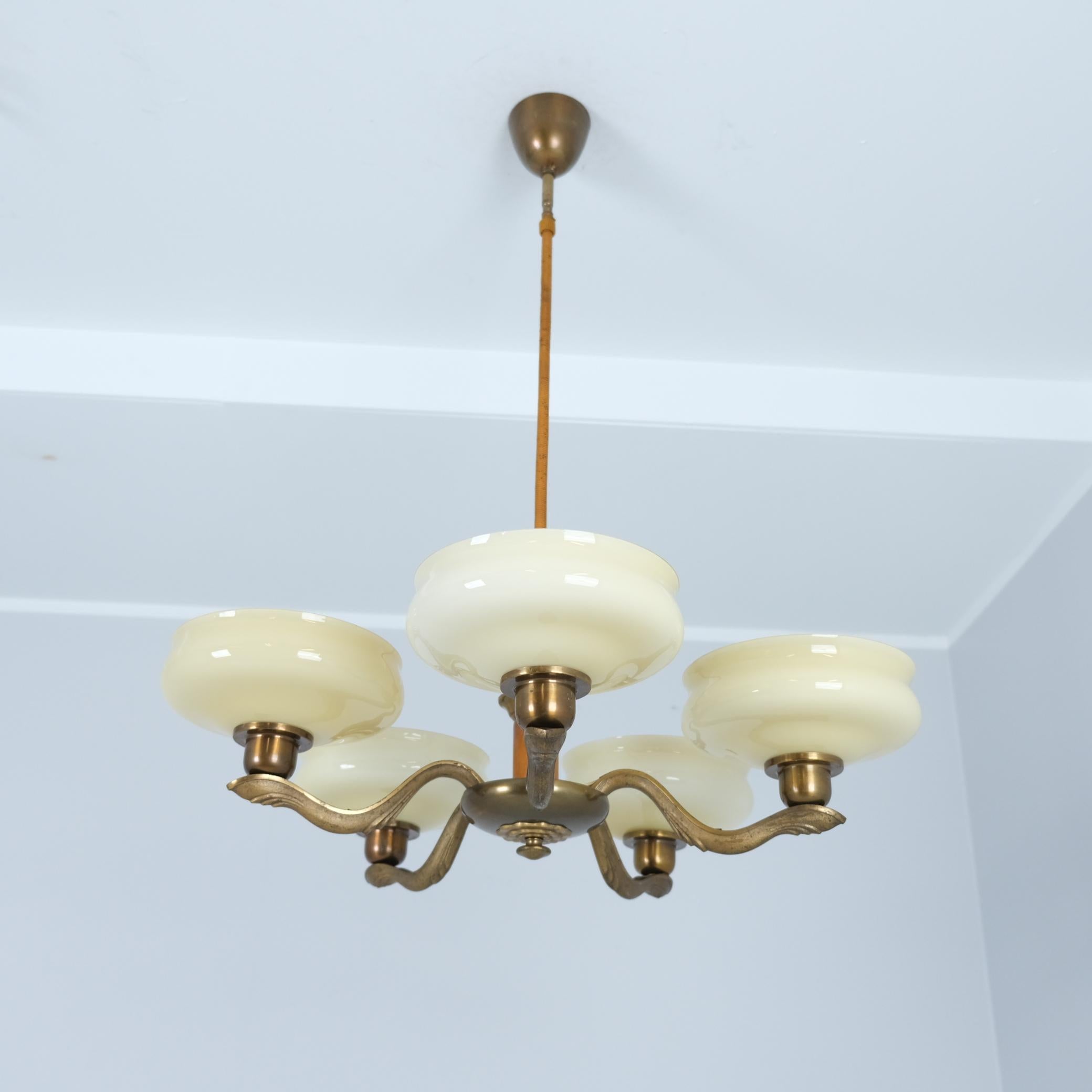Art-Déco-Anhänger aus Messing, Birke und Opalglas, PSO Ende der 1940er Jahre (Art déco) im Angebot
